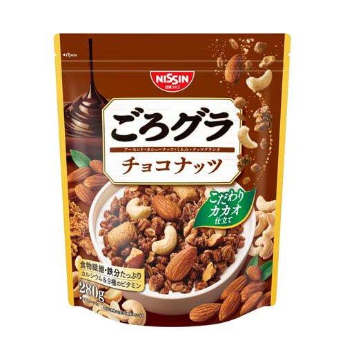 日清シスコ ごろグラ チョコナッツ 280g○リニューアル等により、パッケージ画像は予告なく変更されることがあります。お届けの商品と異なる場合がございますのでご了承ください。○●カシューナッツ入り！具材が大きくて多い、アガるおいしさ！ ●贅沢なごろっとナッツとザクザク食感のナッツクランチが入った、こだわりカカオ仕立てのグラノーラ 成分オーツ麦フレーク(オーストラリア製造又はイギリス製造又はその他)、小麦シリアルパフ(大豆を含む)、砂糖、ライ麦シリアルパフ(コーングリッツ、ライ麦粉、小麦粉、その他)、植物油脂、アーモンド、カシューナッツ、水溶性食物繊維、ナッツクランチ(小麦粉、砂糖、ショートニング、ココナッツ、でん粉、食塩、ヘーゼルナッツペースト、アーモンドパウダー)、ココアパウダー、くるみ、デキストリン、乳糖、カカオマス／炭酸カルシウム、香料、乳化剤、ビタミンC、酸化防止剤(ビタミンE、ビタミンC)、ピロリン酸鉄、カラメル色素、ナイアシン、カゼインNa、パントテン酸カルシウム、ビタミンB6、ビタミンB1、ビタミンB2、葉酸、ビタミンD、ビタミンB12 問い合わせ先日清シスコ 110-0015 東京都台東区東上野4-24-11 グローバル・ワン上野11階 0120-937-023