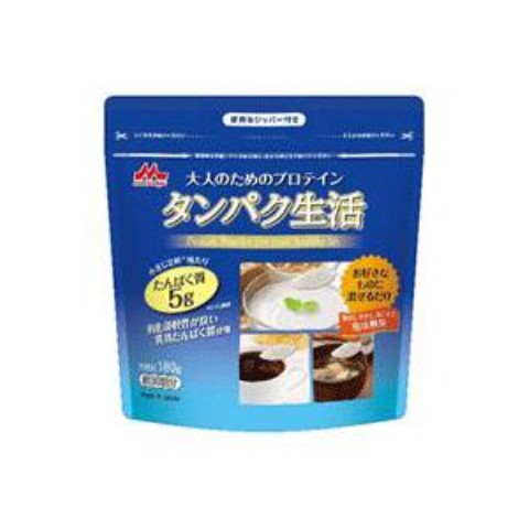 タンパク生活　180g○リニューアル等により、パッケージ画像は予告なく変更されることがあります。お届けの商品と異なる場合がございますのでご了承ください。○タンパク生活は溶かしやすく、ほとんど無味無臭のプロテインパウダーで、飲み物・料理など、好きなものと好きな時に合わせて使用できるので、イキイキとした日常生活を送るために必要なタンパク質を日常生活の中で上手に（無理なく）取り入れる事のできる大人のためのプロテインです原材料乳清たんぱく質粉末（ニュージーランド製造）／レシチン、（一部に乳成分・大豆を含む）栄養成分5．6g当たりエネルギー：21kcal、たんぱく質：5．0g、脂質：0．06g、炭水化物：0．06g、食塩相当量：0．084g問い合わせ先森永乳業