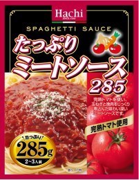 完熟トマトを使用して、玉ねぎと挽肉でじっくり煮込んだ、たっぷりサイズのミートソース内容量285gサイズ高さ180mm×横140mm×奥行25mm使い方お湯で温める場合：本品の封を切らずに、熱湯の中に入れ、5-7分間沸騰させ、ゆでたでのパスタにかけてお召し上がりください。電子レンジで温める場合：必ず深めの容器に移し替え、ラップをかけて約3分間（500W)温めてください。加熱時間は機種・W(ワット数）により異なりますので、加減してください。原材料原材料:野菜ペースト(トマト、にんにく)、玉ねぎ、挽肉(豚、牛)、砂糖、豚脂、食塩、小麦粉、デミグラス風調味料、ビーフエキス、香辛料、たん白加水分解物、増粘剤(加工でん粉)、調味料(アミノ酸等)、着色料(カラメル、パプリカ色素)、香料、酸味料、甘味料(アセスルファムK)、香辛料抽出物栄養成分栄養成分1袋（285g）あたりエネルギー　220kcalたんぱく質　8.6g脂質　8.6g炭水化物　27.1gナトリウム　2177mg食塩相当量　5.5g使用上の注意開封時やラップを取る際などには、熱くなった具やソースがはねることがありますのでやけどにご注意ください。特に電子レンジでの過度の加熱は加熱中や加熱後の中身の飛び散りの原因になりますので、避けてください。保管上の注意常温で保管ください製造元ハチ食品株式会社HK問い合わせ先06-6471-3785