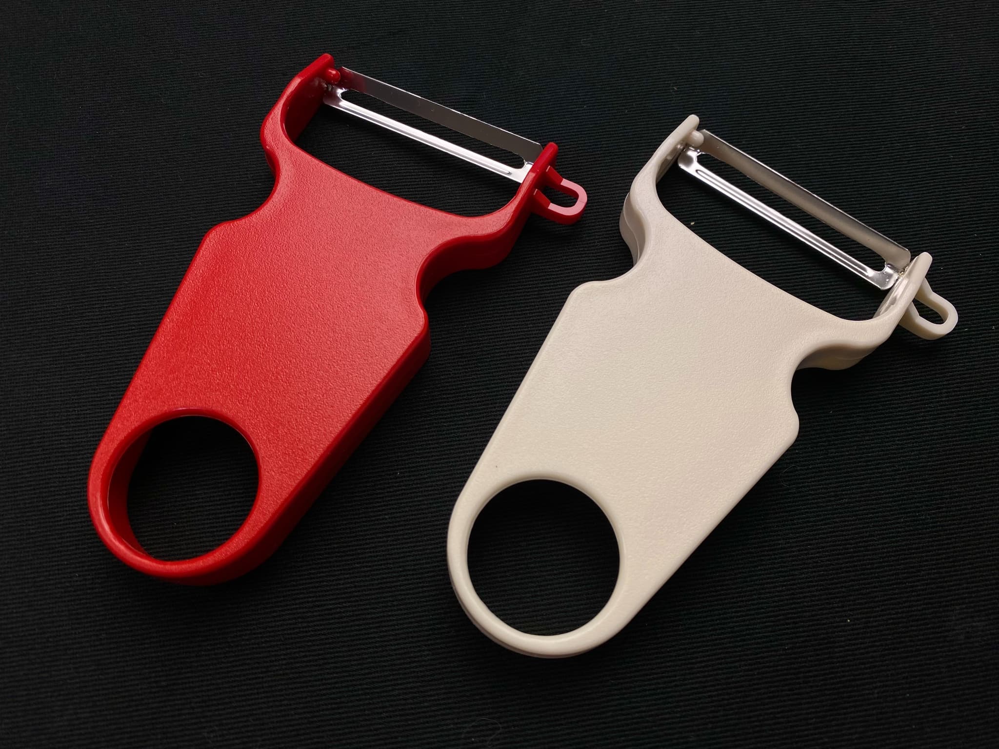 乐天商城 - アウトレット品　ピーラー　紅白ピーラー　野菜の皮むき器　　色はお任せ（選択不可)メール便にてお届け手配