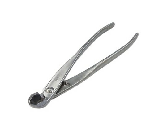 全長 約180mm 刃渡り 約17mm 素材 刃物用特殊鋼 包装 1丁箱入り 生産国 日本（岐阜県関市） 備考欄 仕様等は予告無く変更になる場合があります。直刃に比べ、きれいに切断することができる。 上級者から初心者のまで幅広い方にご利用いただいております。 ミニ盆栽～中品盆栽に良く使用