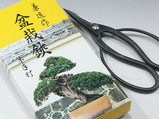 全長 約 1 8 0 mm 刃渡り 約 5 0 mm 包装 箱入り 生産国 日本（岐阜県関市） 備考欄 仕様等は予告無く変更になる場合があります。昔からある盆栽鋏の形です。 小枝切から、芽摘み、根切りと様々な状況に使用されます。 小さい盆栽だと使いにくいので中品（中型）以上の盆栽に適しております。