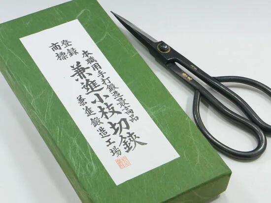 全長 約 1 6 0 mm 刃渡り 約 4 5 mm 包装 箱入り 生産国 日本（岐阜県関市） 備考欄 仕様等は予告無く変更になる場合があります。盆栽用小枝切鋏、芽摘み鋏です。 小品盆栽に最適です。