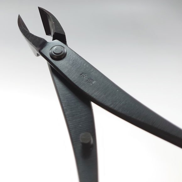 全長 約180mm 刃渡り 約16mm 素材 刃物用特殊鋼 包装 1丁箱入り 生産国 日本（岐阜県関市） 備考欄 仕様等は予告無く変更になる場合があります。先が細いので、枝が密集しているところでも枝を切れます。 上級者から初心者の方まで幅広くご利用いただいております。