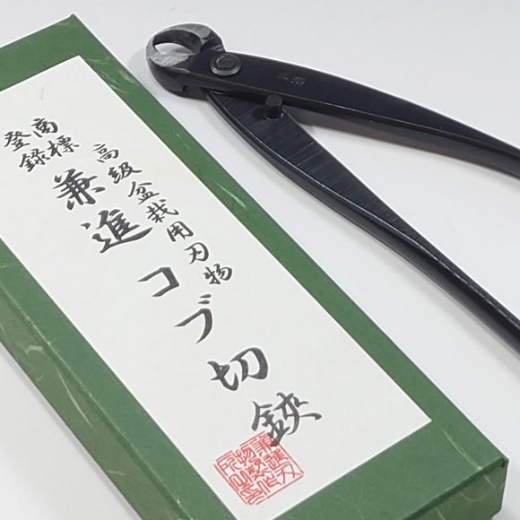 全長 約150mm 刃渡り 約4mm 素材 刃物用特殊鋼 包装 1丁箱入り 生産国 日本（岐阜県関市） 備考欄 仕様等は予告無く変更になる場合があります。枝を元からえぐって切り取る鋏 こぶなども切り取ります。 ミニ盆栽～中品盆栽に良く使用