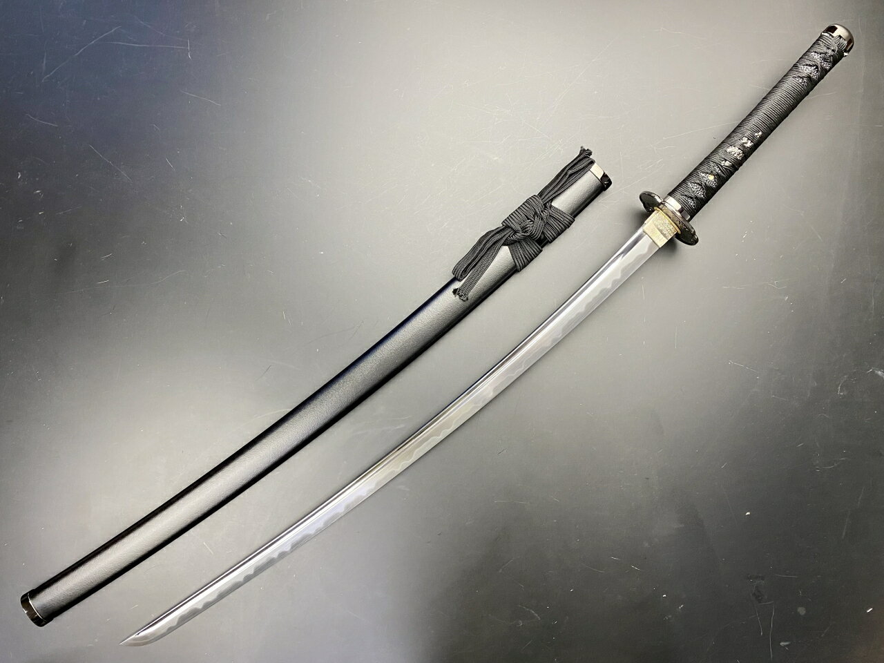 全長 約105cm 刃渡り 約73cm 重量（鞘を払って） 約0．9kg 重量（鞘付き） 約1．2kg 刃紋 手柄山氏繁 刃材 亜鉛合金ダイキャスト、銅・クロムメッキ 鍔 鯉の図 柄材 樹脂、人絹捻巻 鞘材 天然木、上石目（ウレタン塗装） 下緒 人絹平織 包装 カートン箱入り 包装重量 約1．5kg 包装サイズ 約130cm 生産国 日本（岐阜県関市） 備考欄 手入れ具：こちら刀掛・太刀掛台：こちら永倉新八は元松前藩士で、新撰組では二番隊隊長を務めました。 剣の腕は沖田に匹敵するとも言われ、事実18歳で神道無念流の目録となっており、池田屋事件の折りには、志士4人を切り倒しています。 甲州での敗戦後、近藤らとは離散してしまい、東北地方を転戦、戊辰戦争後は許されて松前藩に帰還しました。新撰組で数少ない生き残りとなった永倉は、手記を残し、近年それが発見されたことで、新撰組の活動が改めて認識されました。 お断り）本製品は歴史的検証を踏まえたものではなく、単純にお楽しみ頂くための鑑賞用模造刀シリーズです。