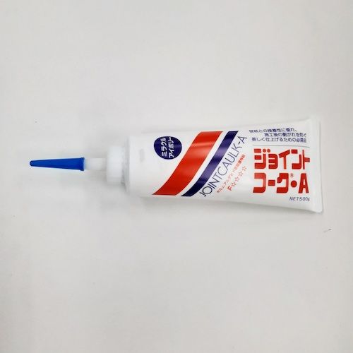 特長:●乾燥皮膜は粘着性が少なく、汚れの付着を少なくしています。●ホルムアルデヒド・トルエン・キシレンは含みません。●ホルムアルデヒド・トルエン・キシレンは含みません。●壁紙や水性塗料との接着性に優れています。 用途:●天井・壁面のコーナー、ドア枠、窓まわりのコーキング。●クロス・塗料の剥がれ防止。●クロス・塗料の美装仕上げ。 仕様:●色：アイボリー●容量(g)：500 仕様2:●使用温度範囲：5〜40℃●チューブ入タイプ 材質／仕上:●主成分:変成アクリル樹脂特長:●乾燥皮膜は粘着性が少なく、汚れの付着を少なくしています。●ホルムアルデヒド・トルエン・キシレンは含みません。●ホルムアルデヒド・トルエン・キシレンは含みません。●壁紙や水性塗料との接着性に優れています。 用途:●天井・壁面のコーナー、ドア枠、窓まわりのコーキング。●クロス・塗料の剥がれ防止。●クロス・塗料の美装仕上げ。 仕様:●色：アイボリー●容量(g)：500 仕様2:●使用温度範囲：5〜40℃●チューブ入タイプ 材質／仕上:●主成分:変成アクリル樹脂