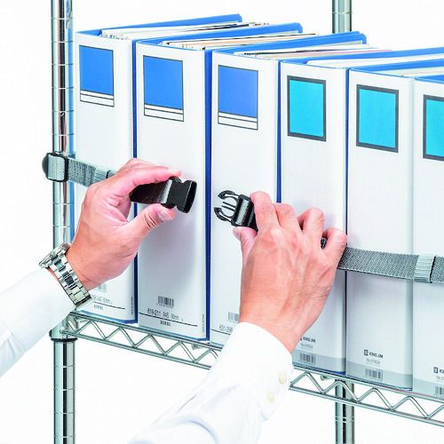 特長:●オープン棚に収められた書類、ケースなどの収納物の落下を防止するベルトです。●オープン棚の支柱に巻き付けるだけの簡単設置でパイプ型支柱にも対応します。●滑り止め加工済みなので、巻きつけたベルトのズレ落ちがありません。●ベルトは着脱バックル付きなので収納物の出し入れが容易です。 仕様:●幅(mm)：2100●奥行(mm)：12●高さ(mm)：34●長さ(mm)：0●色：グレー●容量(g)：0●タイプ：0●均等荷重(kg)：0●厚さ(mm)：0●最大引張荷重(daN)：0●長さ(m)：0●許容荷重(kgf)：100kg●使用温度範囲(℃)：0〜40℃ 仕様2:●適応温度：0〜40℃●セット内容：本体×1、アルコールパッド×1、取説×1●耐震度：震度6強●対象物重量：100kg以下／本●入数：1●製品サイズ(g)：W34×D12×H2100mm／68●0 材質／仕上:●材質：ポリアセタール、ポリプロピレン、スチレン系接着材 セット内容／付属品:●セット内容:本体×1、アルコールパッド×1、取説×1特長:●オープン棚に収められた書類、ケースなどの収納物の落下を防止するベルトです。●オープン棚の支柱に巻き付けるだけの簡単設置でパイプ型支柱にも対応します。●滑り止め加工済みなので、巻きつけたベルトのズレ落ちがありません。●ベルトは着脱バックル付きなので収納物の出し入れが容易です。 仕様:●幅(mm)：2100●奥行(mm)：12●高さ(mm)：34●長さ(mm)：0●色：グレー●容量(g)：0●タイプ：0●均等荷重(kg)：0●厚さ(mm)：0●最大引張荷重(daN)：0●長さ(m)：0●許容荷重(kgf)：100kg●使用温度範囲(℃)：0〜40℃ 仕様2:●適応温度：0〜40℃●セット内容：本体×1、アルコールパッド×1、取説×1●耐震度：震度6強●対象物重量：100kg以下／本●入数：1●製品サイズ(g)：W34×D12×H2100mm／68●0 材質／仕上:●材質：ポリアセタール、ポリプロピレン、スチレン系接着材 セット内容／付属品:●セット内容:本体×1、アルコールパッド×1、取説×1
