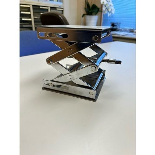 特長:●重量物の高さ調節に使います　付属のラチェットスパナーを使いスムーズな高さ調節ができます。 仕様:●均等荷重(kg)：25●間口(mm)：150●奥行(mm)：150●高さ(mm)：75〜245●天板サイズ(mm)：148×148●底...