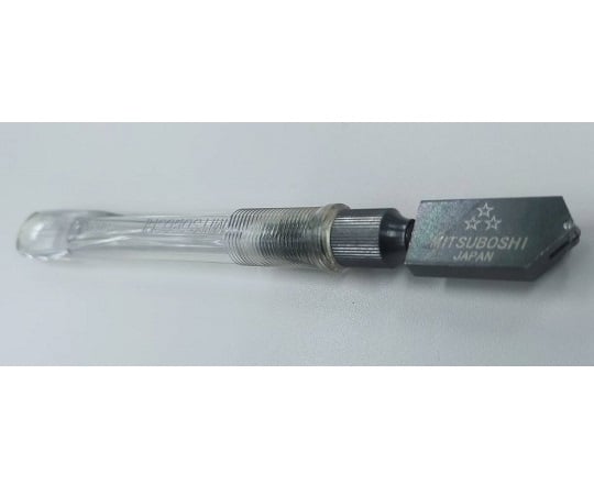 直線切用のハンドカッターです。対象ガラス厚み0.4mm〜3.0mm用Penett刃を使用した容易な分断性材質：超鋼刃仕様：3φPenett刃仕様全長：157mm厚み：13mm（最厚部）、グリップ部／10mm荷姿サイズ：200×25×20mm　0.05kg[荷姿サイズについて]直線切用のハンドカッターです。対象ガラス厚み0.4mm〜3.0mm用Penett刃を使用した容易な分断性材質：超鋼刃仕様：3φPenett刃仕様全長：157mm厚み：13mm（最厚部）、グリップ部／10mm荷姿サイズ：200×25×20mm　0.05kg[荷姿サイズについて]