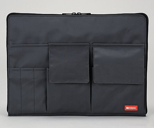 特徴 カバンの中でかさ張らない薄型タイプです。 マチ付きポケットは落下防止用のフタ付きで、使用しない時はポケット内に収納できます。 クッション入りで落としても安心です。仕様 材質：本体／ポリエステル、緩衝材／PU（ポリウレタン） 縦×横×マチ幅：255×350×17mm ポケット数：メイン（ダブルファスナー）／1個、マチ無し・マチ付／各2個、ペン入れ／3個 収納可能サイズ：A4 色：黒 型番：A-7554-24特徴 カバンの中でかさ張らない薄型タイプです。 マチ付きポケットは落下防止用のフタ付きで、使用しない時はポケット内に収納できます。 クッション入りで落としても安心です。仕様 材質：本体／ポリエステル、緩衝材／PU（ポリウレタン） 縦×横×マチ幅：255×350×17mm ポケット数：メイン（ダブルファスナー）／1個、マチ無し・マチ付／各2個、ペン入れ／3個 収納可能サイズ：A4 色：黒 型番：A-7554-24