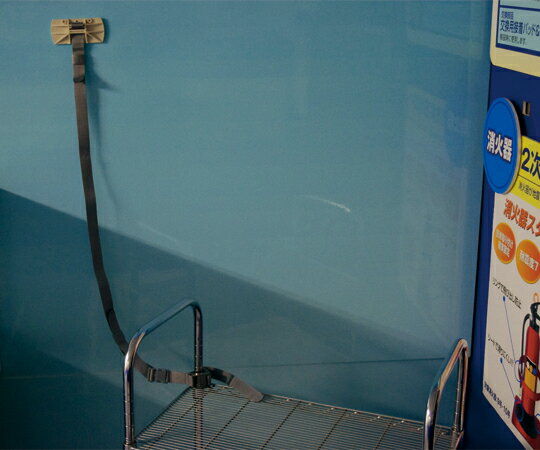 地震時に台車が暴走しないように壁にベルトでつなげます。 ・壁への取り付けは接着固定ですので手軽に行えます。 ・台車の固定はベルトを巻いて締めるだけで、取り外しはバックルを利用してワンタッチで可能です。プレートサイズ：120×55×20mm ・材質：ベルト／PP（ポリプロピレン、プレート／ABS樹脂・PC（ポリカーボネート）、粘着材／アクリル系 ・適応壁材質：スチール、ステンレス、PVC（塩化ビニル樹脂） ・専用剥離工具：LT-550（2-9133-02） ・入数：1個 ・ベルトサイズ（mm）：200〜1100×25 ・型番：LH-701地震時に台車が暴走しないように壁にベルトでつなげます。 ・壁への取り付けは接着固定ですので手軽に行えます。 ・台車の固定はベルトを巻いて締めるだけで、取り外しはバックルを利用してワンタッチで可能です。プレートサイズ：120×55×20mm ・材質：ベルト／PP（ポリプロピレン、プレート／ABS樹脂・PC（ポリカーボネート）、粘着材／アクリル系 ・適応壁材質：スチール、ステンレス、PVC（塩化ビニル樹脂） ・専用剥離工具：LT-550（2-9133-02） ・入数：1個 ・ベルトサイズ（mm）：200〜1100×25 ・型番：LH-701