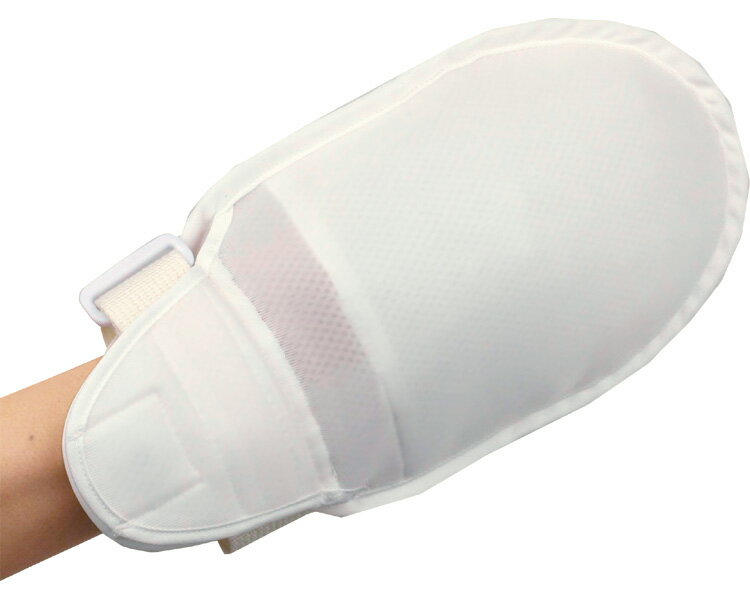 ・手指や爪で身体を傷つけたり自分でおむつを外してしまう心配がありません。・ただ引っ張るだけでは外すことができないプッシュホック仕様です。※長時間の使用は避け、1日1回以上、手指の状態を確認してご使用ください。※必ず正常に機能するか確認し、敗れ、ほつれなど損傷がある場合は直ちに使用を中止してください。●サイズ／幅約18×長さ32cm、手のひら部長さ：約23cm●サイズ（手首周り）／14〜22cm、フリー●重さ／360g●素材／表地：立体メッシュ（ポリエステル100％）、中材：ポリエチレンビーズ（シンセテンホ・手指や爪で身体を傷つけたり自分でおむつを外してしまう心配がありません。・ただ引っ張るだけでは外すことができないプッシュホック仕様です。※長時間の使用は避け、1日1回以上、手指の状態を確認してご使用ください。※必ず正常に機能するか確認し、敗れ、ほつれなど損傷がある場合は直ちに使用を中止してください。●サイズ／幅約18×長さ32cm、手のひら部長さ：約23cm●サイズ（手首周り）／14〜22cm、フリー●重さ／360g●素材／表地：立体メッシュ（ポリエステル100％）、中材：ポリエチレンビーズ（シンセテンホ