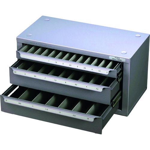 特長:●ドリルの管理に便利な製品です。 用途:●ドリルの収納。 仕様:●色：グレー●外形寸法(mm)間口：371●外形寸法(mm)奥行：194●外形寸法(mm)高さ：197●南京錠(別売)：取付不可●引き出し段数：3●収納可能ドリル：1.0...