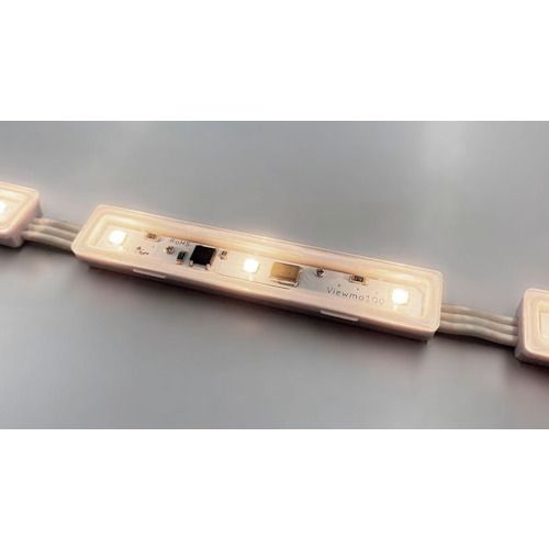 特長:●モジュールタイプのLEDライトです。●日亜化学製LEDを使用しており、品質安定性が高い製品です。●日本で製造を行っています。 用途:●間接照明、棚下照明、ライン照明に。 仕様:●カラー：3500K●光源色：3500K●長さ(mm)：1000●明るさ(lm)：720●消費電力(W)：8.0●色温度(K)：3500●電圧(V)：100 仕様2:●屋内専用●LEDピッチ：33mmP●球数：30球●ケース色：白●電線色：白 材質／仕上:●本体：ASA 注意:●入力電圧範囲で使用してください。●水に濡らさないでください。特長:●モジュールタイプのLEDライトです。●日亜化学製LEDを使用しており、品質安定性が高い製品です。●日本で製造を行っています。 用途:●間接照明、棚下照明、ライン照明に。 仕様:●カラー：3500K●光源色：3500K●長さ(mm)：1000●明るさ(lm)：720●消費電力(W)：8.0●色温度(K)：3500●電圧(V)：100 仕様2:●屋内専用●LEDピッチ：33mmP●球数：30球●ケース色：白●電線色：白 材質／仕上:●本体：ASA 注意:●入力電圧範囲で使用してください。●水に濡らさないでください。