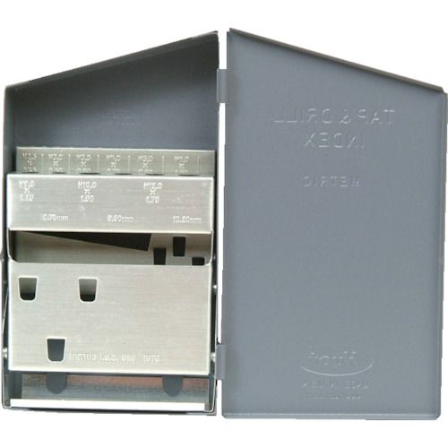 特長:●米国ミネソタ州に本社を置くHuot（ヒューイット）は世界で初めてドリルのサイズを印字したケース「Drill Index」を考案したメーカーです。●下穴ドリルとタップを交互に収納するため、容易にドリルとタップの組み合わせを選定できます。●タップとドリルが各9本ずつ収納できます。 用途:●タップ、ドリルの収納、管理に。 仕様:●幅(mm)：178●奥行(mm)：102●高さ(mm)：32●収納本数(本)：18●適合径(mm)：M2.5×0.45、M3.0×0.50、M3.5×0.60、M4.0×0.70、M5.0×0.80、M6.0×1、M8.0×1.25、M10×1.50、M12×1.75、2.05、2.50、2.90、3.30、4.20、5、6.70、8.50、10.20 材質／仕上:●スチール製特長:●米国ミネソタ州に本社を置くHuot（ヒューイット）は世界で初めてドリルのサイズを印字したケース「Drill Index」を考案したメーカーです。●下穴ドリルとタップを交互に収納するため、容易にドリルとタップの組み合わせを選定できます。●タップとドリルが各9本ずつ収納できます。 用途:●タップ、ドリルの収納、管理に。 仕様:●幅(mm)：178●奥行(mm)：102●高さ(mm)：32●収納本数(本)：18●適合径(mm)：M2.5×0.45、M3.0×0.50、M3.5×0.60、M4.0×0.70、M5.0×0.80、M6.0×1、M8.0×1.25、M10×1.50、M12×1.75、2.05、2.50、2.90、3.30、4.20、5、6.70、8.50、10.20 材質／仕上:●スチール製