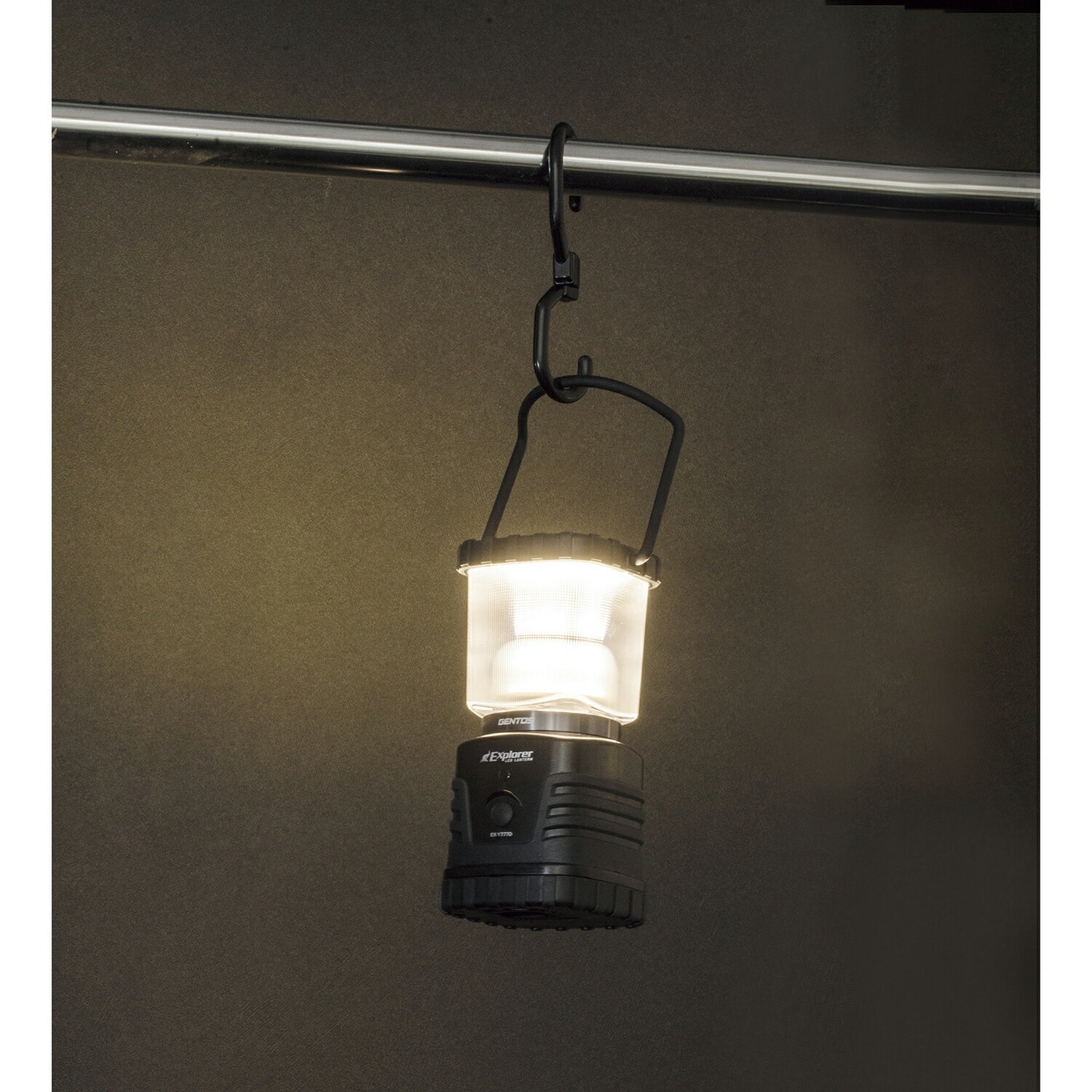 商品説明 ●実用点灯時間27〜78時間。防災備蓄用に最適です。●目にやさしい暖色LEDを3灯搭載。●ヘッドカバーを外して逆さに吊り下げても使用できます。 商品スペック ●製品サイズ：W102.4×H184.1×D87.3mm ●重量：約802g ●付属品：ハンガーフック ●明るさ：360ルーメン ●電源の種類：単1乾電池×3コ（別売）カタログコード:24-3948-00マツヨシコード:00129496商品説明 ●実用点灯時間27〜78時間。防災備蓄用に最適です。●目にやさしい暖色LEDを3灯搭載。●ヘッドカバーを外して逆さに吊り下げても使用できます。 商品スペック ●製品サイズ：W102.4×H184.1×D87.3mm ●重量：約802g ●付属品：ハンガーフック ●明るさ：360ルーメン ●電源の種類：単1乾電池×3コ（別売）カタログコード:24-3948-00マツヨシコード:00129496