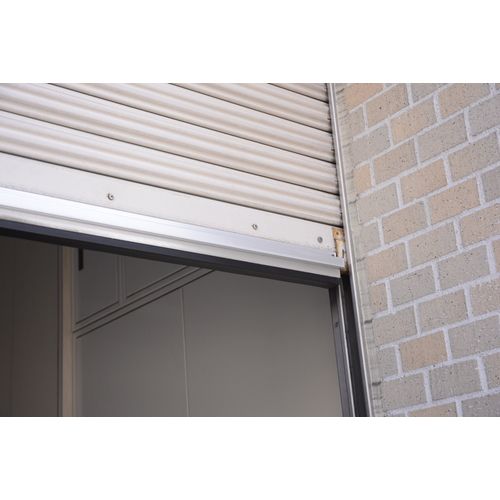 【全商品 ポイント10倍中】 光　シャッター用気密材　粘着テープ付　20×50×6000mm...