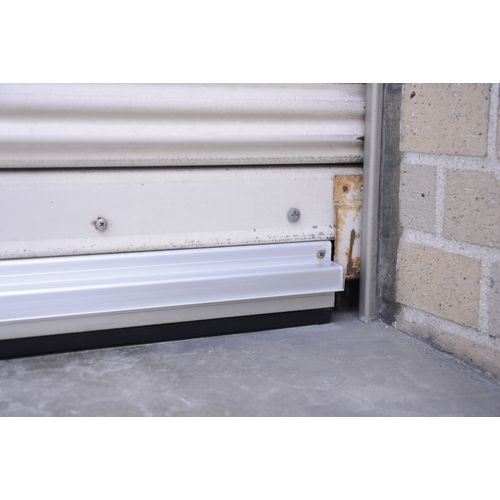 【全商品 ポイント10倍中】 光　シャッター用気密材　粘着テープ付　20×50×6000mm...