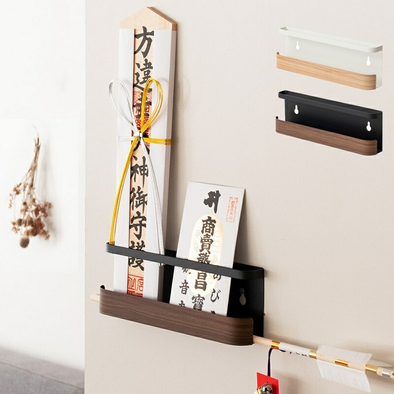 メーカー/原産地:海外 / 中国商品の状態:新品発送国:国内 (日本)S e r i e sDetail -商品説明-上品な木目転写が特徴のスタイリッシュな『TEER（ティール）』シリーズの神札ホルダー。 壁にネジ止めするだけの簡単設置。その上コンパクトなのでスペースに限りがある場合でも心配ありません。幅は約25cmあり、複数のお神札を飾ることができます。下部には破魔矢を収納することも可能。 せっかくお神札を受けてもお家に神棚がない…そんなご家庭にもぴったりの商品です。カラーナチュラル/ブラウンサイズ幅約25×奥行き約4×高さ約8cm素材フレーム：スチール（エポキシ樹脂粉体塗装）木目パネル：スチール（木転写）備考木ネジ付属（2個）