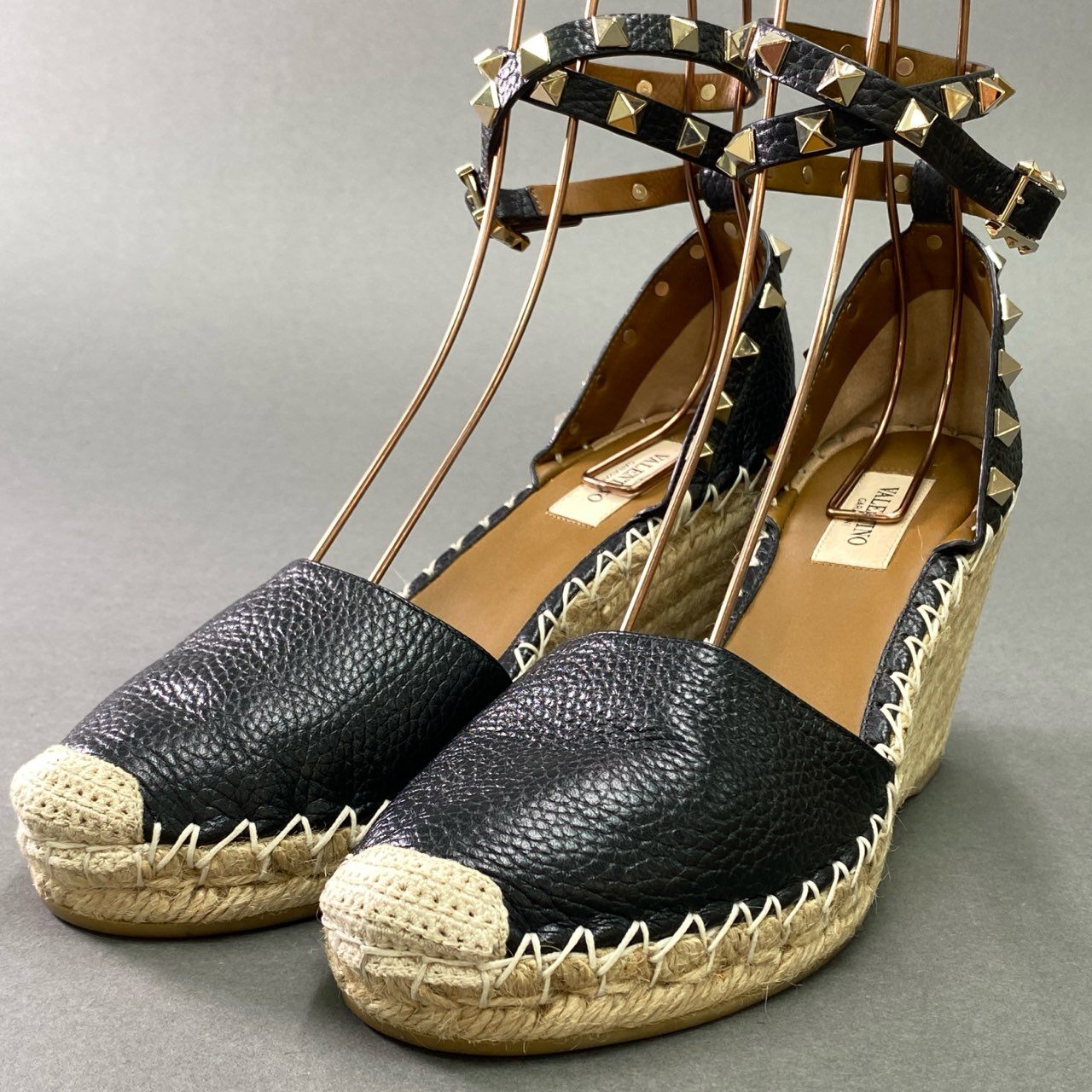 VALENTINO GARAVANI ヴァレンティノ ガラヴァーニ ロックスタッズ ウェッジソールパンプス 38 ブラック レザー シューズ サンダル イタリア製 レディース 【中古】