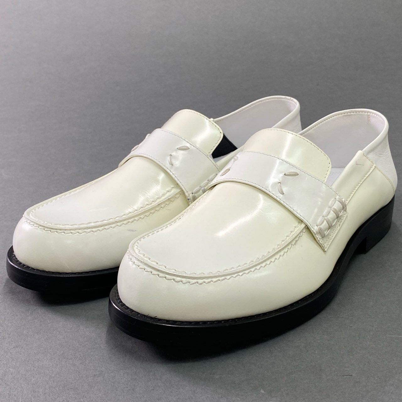 Maison Margiela メゾンマルジェラ ステッチ コインローファー 36 ホワイト レザー シューズ 革靴 イタリア製 レディース 【中古】のサムネイル