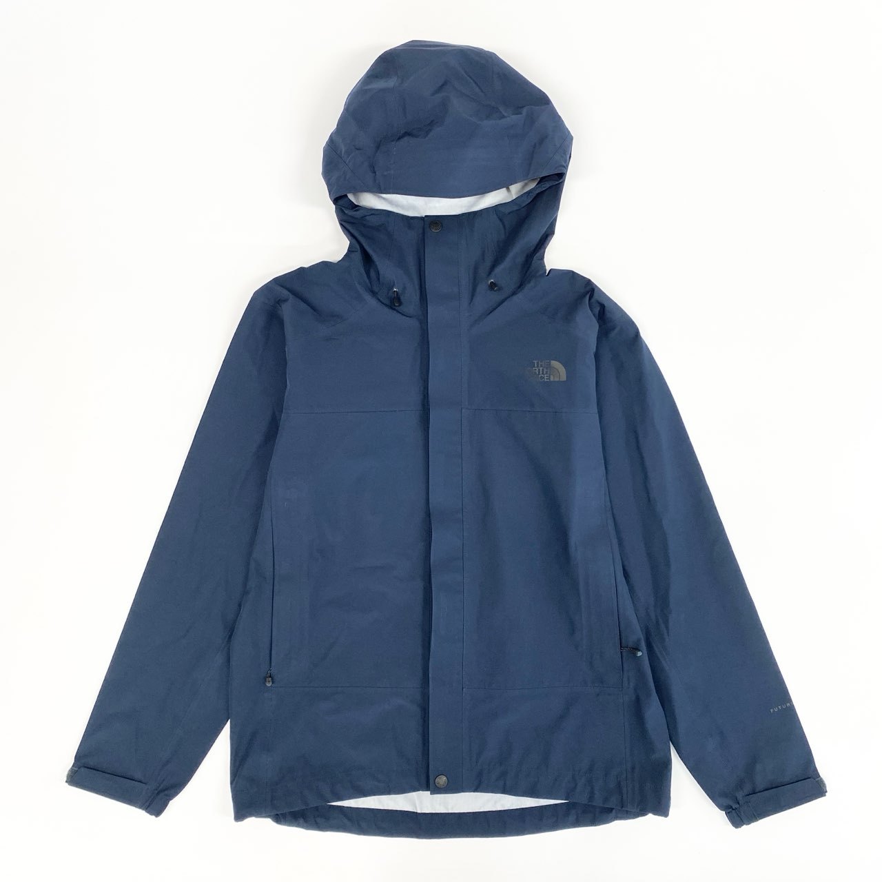 商品情報 ブランド THE NORTH FACE ザノースフェイス 表記サイズ Mサイズ 実寸 【実寸(単位cm)】 着丈：69 肩幅：48 身幅：56 ゆき丈： 袖丈：63 （実寸メジャーでの採寸のため多少の誤差がある場合がございます。） 型番 NP12401 カラー ネイビー 状態ランク B 素材 ポリエステル100％ 備考 首元色褪せ有り 背面若干スレ有り AIによるサイズ診断 本アイテムはメンズ用マウンテンジャケット（THE NORTH FACE / NP12401 フューチャーライトドリズルジャケット）で、着丈69cm・肩幅48cm・身幅56cm・袖丈63cmです。 表記サイズMは日本サイズM相当で、身長170〜178cm、胸囲88〜96cm程度の方に推奨されます。 腰丈の長さでヒップにかかる程度のカバー力があり、薄手インナーからスウェットまで重ね着対応可能な設計です。 スタッフ商品コメント ザ・ノースフェイスの「フューチャーライト ドリズルジャケット」、ネイビーカラーの防水アウターです。ミニマルなデザインに止水ファスナーとスナップボタンを備え、機能性とスマートさを両立。防水透湿素材FUTURELIGHTを使用し、アウトドアから日常まで快適に着用可能です。フード付きの仕様で雨天や風の強い日も安心。街使いはもちろん、キャンプやハイキングなど幅広いシーンで活躍する万能ジャケットです。 ご注意 ・採寸、サイズ、色、素材などは当社独自の判断基準です。多少の誤差、違い等がある場合がありますので、予めご了承ください。 ・撮影用備品（シューキーパー・ハンガー等）につきましては、備考欄に付属品の記載がない場合は付属いたしません。・AI診断に関しましては実寸に基づき算出しています。誤差が生じる場合がございますのでご了承ください。 商品状態の基準 状態ランク一覧 S 新品・未使用品 新品・未使用商品。商品画像撮影の為、開封の場合もあり。(弊社基準による) SA 未使用品に近い 試着や、一定期間、保管されていた商品などほとんど未使用品に近い商品 A 美品 使用回数が少なく、全体的に状態が良好な綺麗なUSED品 AB 良品 比較的綺麗。多少の使用感はありますが、それ以外に特に問題のない状態のUSED品 B 一般中古 目立たない多少のスレやキズ、軽度の汚れなどがあるUSED品 BC 軽度の不良 Bに比べスレやキズ、汚れなどが部分的に目立つUSED品 C 目立つ状態不良 特記すべきような目立つスレやキズ、汚れがある、又は全体的にスレや汚れがあるUSED品 D ジャンク 難があり、使用に支障のきたすUSED品、ジャンク品 送料、問い合わせ先など 送料 税込み3,980円以上の商品は一律送料無料です。 発送方法 60サイズ以上ヤマト運輸、60サイズ未満レターパックプラスにて発送いたします。 商品発送 原則、入金確認後、1～2営業日以内に発送します。(発送混雑時は3営業日、お日にちをいただくことがございます。) 返品方法 購入後の返品は原則承っておりません。 なお、不良品の場合は大変お手数ですが、弊社までご連絡ください。 返金・返品対応させていただきます。 問い合わせ先 【企業名】株式会社A.YANG 【TEL】072-524-3319 【アドレス】info@ayang.jp 【営業時間】平日10:00～17:00