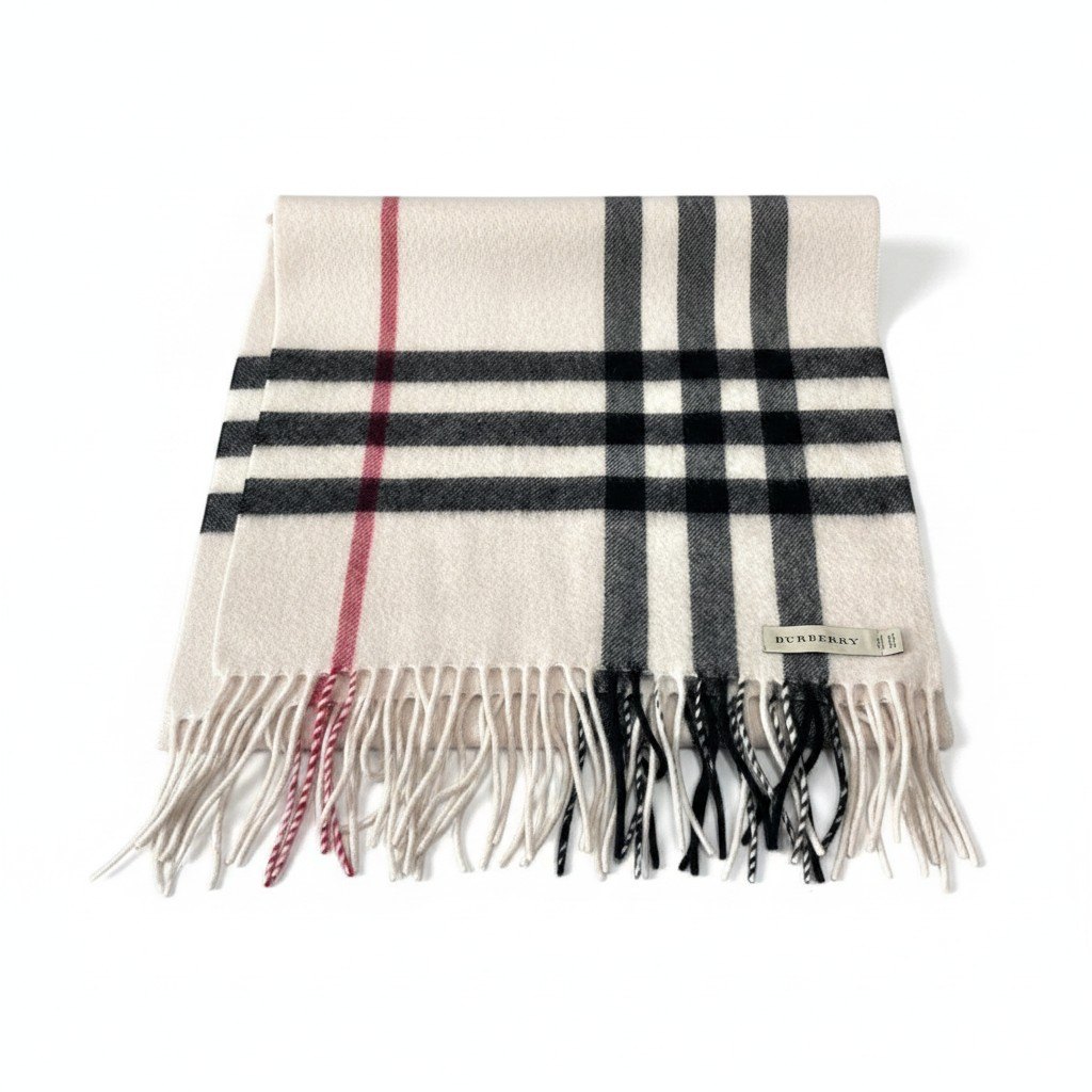 商品情報 ブランド BURBERRY バーバリー 表記サイズ 実寸 【実寸(単位cm)】 長さ：204 幅：38 （実寸メジャーでの採寸のため多少の誤差がある場合がございます。） 型番 カラー beige 状態ランク B 素材 カシミヤ100％ 備考 わずかに毛羽立ち有 AIによるサイズ診断 全長204cm・幅38cmで、ユニセックスで使いやすい大判サイズのマフラーです。 首に1〜2周巻いても余裕があり、垂らした際にも長さをしっかり出せるサイズ感です。 幅38cmと広めのため、首元を包み込むように巻けるほか、肩掛けやストール風の使い方にも適しています。 メンズ・レディースともに、防寒性を重視した秋冬のデイリーユースにおすすめです。 スタッフ商品コメント BURBERRYを象徴するチェック柄が映える、クラシカルなマフラーです。 カラーはアイボリーをベースに、ブラック、グレー、レッドを組み合わせた上品なチェックパターンです。 柔らかく起毛感のあるウール・カシミヤ調の素材感に、両端のフリンジが軽やかなアクセントになっています。 コートやジャケットにはもちろん、ニットスタイルに合わせても映え、男女問わず取り入れやすいアイテムです。 ご注意 ・採寸、サイズ、色、素材などは当社独自の判断基準です。多少の誤差、違い等がある場合がありますので、予めご了承ください。 ・撮影用備品（シューキーパー・ハンガー等）につきましては、備考欄に付属品の記載がない場合は付属いたしません。・AI診断に関しましては実寸に基づき算出しています。誤差が生じる場合がございますのでご了承ください。 商品状態の基準 状態ランク一覧 S 新品・未使用品 新品・未使用商品。商品画像撮影の為、開封の場合もあり。(弊社基準による) SA 未使用品に近い 試着や、一定期間、保管されていた商品などほとんど未使用品に近い商品 A 美品 使用回数が少なく、全体的に状態が良好な綺麗なUSED品 AB 良品 比較的綺麗。多少の使用感はありますが、それ以外に特に問題のない状態のUSED品 B 一般中古 目立たない多少のスレやキズ、軽度の汚れなどがあるUSED品 BC 軽度の不良 Bに比べスレやキズ、汚れなどが部分的に目立つUSED品 C 目立つ状態不良 特記すべきような目立つスレやキズ、汚れがある、又は全体的にスレや汚れがあるUSED品 D ジャンク 難があり、使用に支障のきたすUSED品、ジャンク品 送料、問い合わせ先など 送料 税込み3,980円以上の商品は一律送料無料です。 発送方法 60サイズ以上ヤマト運輸、60サイズ未満レターパックプラスにて発送いたします。 商品発送 原則、入金確認後、1～2営業日以内に発送します。(発送混雑時は3営業日、お日にちをいただくことがございます。) 返品方法 購入後の返品は原則承っておりません。 なお、不良品の場合は大変お手数ですが、弊社までご連絡ください。 返金・返品対応させていただきます。 問い合わせ先 【企業名】株式会社A.YANG 【TEL】072-524-3319 【アドレス】info@ayang.jp 【営業時間】平日10:00～17:00
