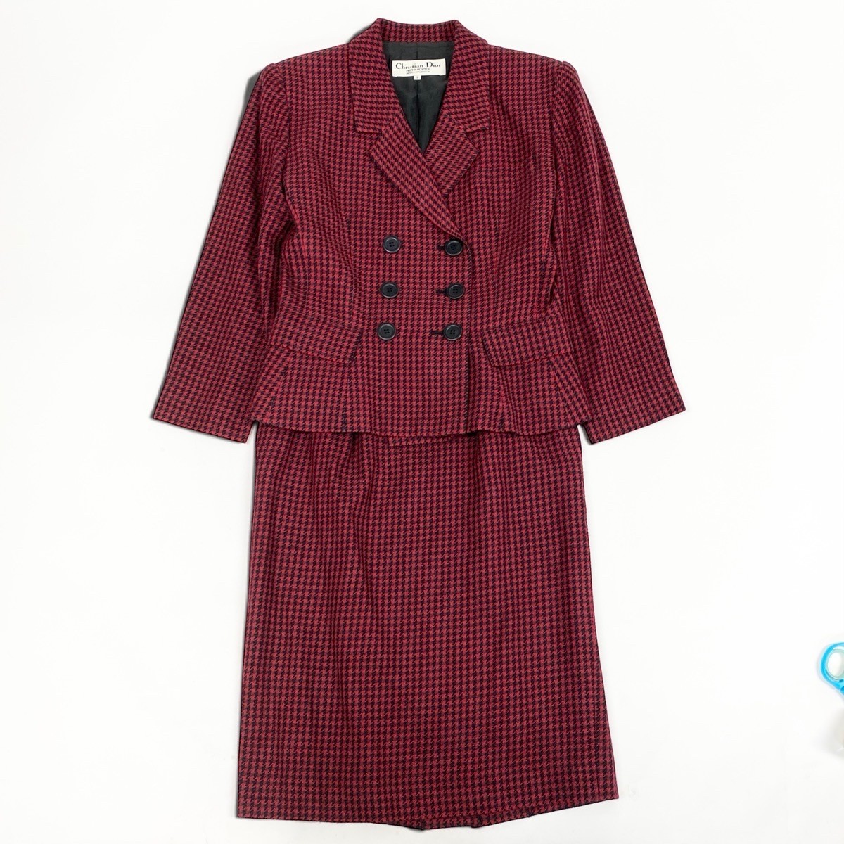 商品情報 ブランド Christian Dior クリスチャンディオール 表記サイズ 9サイズ 実寸 【実寸(単位cm)】 着丈：53.5 肩幅：40.5 身幅：46 ゆき丈： 袖丈：52 ウエスト：31 総丈：63 裾幅： （実寸メジャーでの採寸のため多少の誤差がある場合がございます。） 型番 カラー レッド ブラック 状態ランク B 素材 画像参照 備考 AIによるサイズ診断 表記サイズ9、ジャケットは着丈53.5cm・肩幅40.5cm・身幅46cm・袖丈52cm、スカートはウエスト平置き31cm・総丈63cmです。 レディースの日本サイズではMサイズ前後が目安で、ジャケットは程よく身体に沿うややコンパクトなシルエットです。 身長155〜165cm程度の方で、スカート丈はひざ下〜ふくらはぎ上部にかかる程度が目安です。 セットアップ全体としてすっきりとしたフィット感で、薄手ブラウスやカットソーとの着用に適しています。 スタッフ商品コメント Christian Diorのスカートセットアップで、深みのあるボルドーレッド×ブラックの千鳥格子柄がクラシカルな印象の一着です。 マットで程よくハリのある生地感に、ダブルブレスト仕様のブラックボタンが端正なアクセントを添えています。 短めのジャケットとストレート寄りのスカートを組み合わせたバランスで、ヴィンテージ感のある上品なシルエットが魅力です。 セットアップでの着用はもちろん、それぞれ単品でも使いやすく、フォーマルからきれいめなデイリースタイルまで幅広く活躍します。 ご注意 ・採寸、サイズ、色、素材などは当社独自の判断基準です。多少の誤差、違い等がある場合がありますので、予めご了承ください。 ・3D写真はシルエットを再現する最新のAI技術で生成しています。稀に細部に違いが生じる場合があるため、その他の全てのお写真もご確認くださいませ。・AI診断に関しましては実寸に基づき算出しています。誤差が生じる場合がございますのでご了承ください。 商品状態の基準 状態ランク一覧 S 新品・未使用品 新品・未使用商品。商品画像撮影の為、開封の場合もあり。(弊社基準による) SA 未使用品に近い 試着や、一定期間、保管されていた商品などほとんど未使用品に近い商品 A 美品 使用回数が少なく、全体的に状態が良好な綺麗なUSED品 AB 良品 比較的綺麗。多少の使用感はありますが、それ以外に特に問題のない状態のUSED品 B 一般中古 目立たない多少のスレやキズ、軽度の汚れなどがあるUSED品 BC 軽度の不良 Bに比べスレやキズ、汚れなどが部分的に目立つUSED品 C 目立つ状態不良 特記すべきような目立つスレやキズ、汚れがある、又は全体的にスレや汚れがあるUSED品 D ジャンク 難があり、使用に支障のきたすUSED品、ジャンク品 送料、問い合わせ先など 送料 税込み3,980円以上の商品は一律送料無料です。 発送方法 60サイズ以上ヤマト運輸、60サイズ未満レターパックプラスにて発送いたします。 商品発送 原則、入金確認後、1～2営業日以内に発送します。(発送混雑時は3営業日、お日にちをいただくことがございます。) 返品方法 購入後の返品は原則承っておりません。 なお、不良品の場合は大変お手数ですが、弊社までご連絡ください。 返金・返品対応させていただきます。 問い合わせ先 【企業名】株式会社A.YANG 【TEL】072-524-3319 【アドレス】info@ayang.jp 【営業時間】平日10:00～17:00