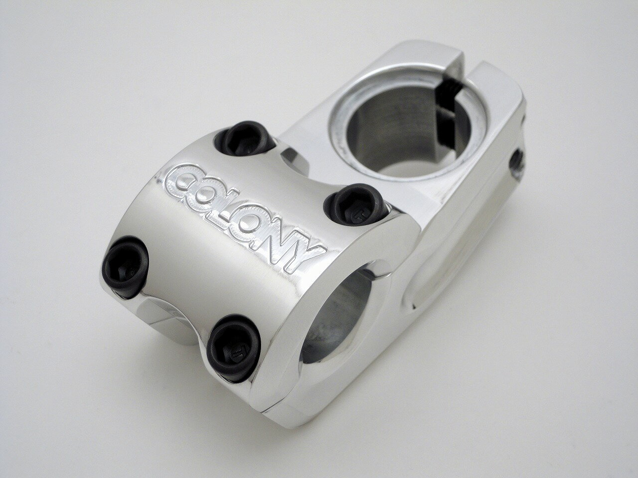 COLONY の軽量トップロードBMX専用ステムSquareback Stem! ・メーカー名：COLONY ・商品名：Squareback Stem ・商品内容：BMX ステム ・カラー：ポリッシュ ・材質：7075-T6アルミ ・長さ：50mm ・高さ：33mm ・重量：295g ・注意点：お使いのモニターによって色合いが異なることがあります。商品のサイズによって郵便局(クリックポスト、レターパックプラス)で発送する場合があります。