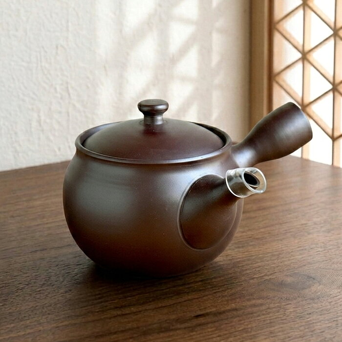 商品情報 サイズ・重量・容量 約W140×D120×H85約200g 約240cc 材質・カラー ばんこ焼（三重）／土物紫泥　　まるっとアミ ご使用方法 電子レンジ・オーブン使用不可 食器洗い乾燥機使用不可 その他 サイズ・色味は個体差がございます 仕様は予告なく変わる場合がございます 正規品ですが土のよれ・すれ跡などが見られます　　〜日本茶を最高の状態で楽しむ〜 当店の地元四日市、ばんこ焼の急須です。 萬古の急須で淹れたお茶は美味しいと言われています。 それは使われている「土」と「窯での焼き方」に違いがあります。鉄分を多く含んだ土を使い、還元という方法で 長時間焼きしめられることにより、お茶の渋みを吸収して味をまろやかにする効果があるのです。 こちらは「まるっとアミ」と呼ばれるアミが急須内部全体にぐるりとセットされています。 網が広いため目詰まりしにくく、深蒸し茶など細かい茶葉でも最後の一滴までスムーズに注ぐことができます。 細かいアミで茶こし不要、お手入れも簡単です。