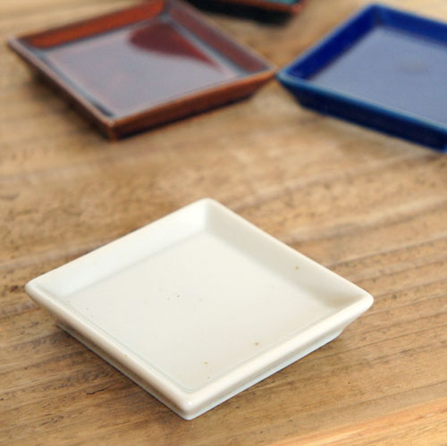 商品情報 サイズ W60×D60×H10約46g 材質・色柄 美濃 瑞浪／磁器 白斑点（艶あり） ご使用方法 食器洗い乾燥機使用OK 品質 アウトレットではありません日本の青（紺）を繊細に彩った卓上容器と小皿。 清潔感が漂い、伝統的な日本を魅せます。 四角の小皿は、注ぎの受けに使っても美しく映えます。 こちらは白地をベースに斑点模様が良いアクセントとなっています。 シリーズでお使いいただいても単品使いでも、食卓にそっと華を添えてくれそうです。