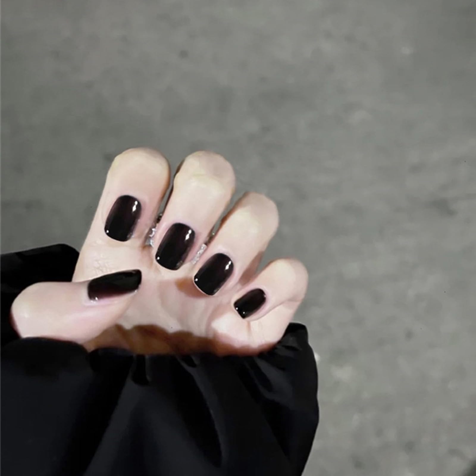 YINKE ネイル チップ 春夏 24枚入 ネイルチップ ショート ネイル用品 ラウンドチップ 人気 和風 シンプル おしゃれ ショート雰囲気色 光沢 つけ爪 成人式 入学式 卒業式 結婚式 両面テープ ウッドスティック ネイルファイル付き（ブラック・クー