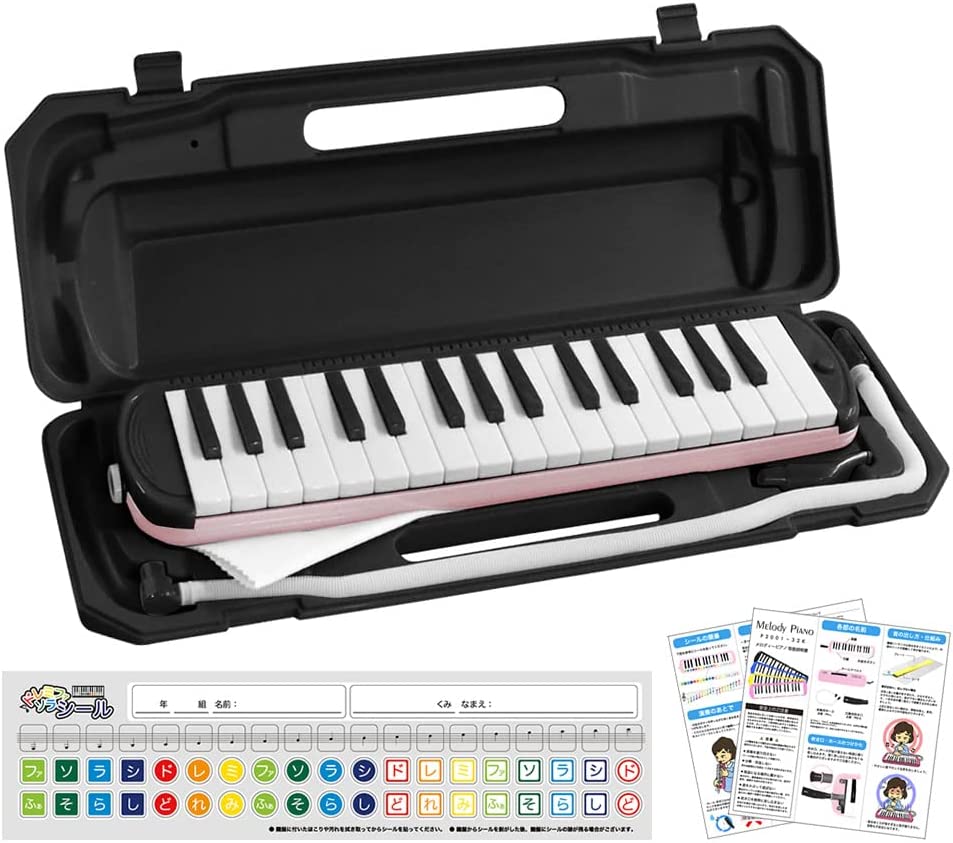 KC 鍵盤ハーモニカ (メロディーピアノ) クロモモ P3001-32K/KURO-FUJI 商　品　説　明 保育園・幼稚園や、小学校の音楽の授業で使えるスタンダードな鍵盤ハーモニカ。 音楽の授業で使えるスタンダードな鍵盤ハーモニカです。 アウトドアや宅録での使用など、大人の方にも人気のある楽器です。 予め卓奏用のパイプと立奏用の吹き口が付属しています。上達して演奏方法を切り替える時になっても別途ご購入頂く必要はございません。 ※こちらの商品にYAMAHA製ピアニカのパイプや吹き口は使用出来ませんのでご注意下さい。 商　品　仕　様 鍵盤数 32 カラー クロモモ 音域 F~C 付属品 ケース、卓奏用パイプ、立奏用吹き口、クロス、名前シール、説明書 サイズ 本体寸法：横幅約42cm/縦幅約10.2cm/高さ約5cm ケース寸法：横幅約48cm/高さ約18cm/奥行き約6cm パッケージサイズ(mm)：縦175 x 横500 x 奥行き80 本体重量 約550g 保　証　に　つ　い　て ■メーカー保証なし 記載の注意事項を除く初期不良品の場合のみ、商品到着から1週間以内のみ対応いたします。 ご到着後はお早めに商品状態をご確認ください。 注　意　事　項 ●こちらの商品は、新品です。 ●モニター環境により、実際のカラーと異なって見える場合がございます。 ★この商品は発送先が北海道、沖縄、離島の場合は注文金額により以下の送料が必要です。・北海道の場合、注文金額が3,980円未満は880円、3,980円以上は送料無料です。・沖縄、離島の場合、注文金額が9,800円未満は880円、9,800円以上は送料無料です。