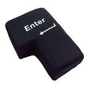 BIG ENTER 押せる USB 巨大エンターキー クッション 商　品　説　明 ここぞ！という時のEnterに！「巨大エンターキー」が登場！ 手の平より大きい!!クレイジー級に大きいエンター！！ サイズは通常のエンターキーの約1700倍！ ・『巨大 ENTER』でメールを送信すれば前向きな返事が期待できるかも！？ ・『巨大 ENTER』を使って改行した企画書なら、厳しい上司もにっこり！？ ・大事なプレゼンテーションのスライド送りに『巨大 ENTER』！？ スポンジ素材なのでUSBケーブルを抜けばまくらとして使用することも可能。 デスクでの一眠りに役立ちます。 会社にまくらを持っていくのはちょっと・・・。と悩んでいた方にオススメです！ エンターを叩きまくってストレス発散だーーーー！ ・ストレスが溜まった時に ・普段使いのクッションとして ・「ここぞ！」という時のEnter！ ・ちょっとした休憩時の枕として (1)お使いのPCに本製品のUSBケーブルを接続します。 　 ※PC本体がUSB接続を認識するまで少々お待ちください。 (2)接続が確認されれば、使用可能です。 (3)平らな場所に本製品を置き、上部からPushします。 商　品　仕　様 サイズ W140×D200×H100mm （重さ 110g） 素材 ウレタンスポンジ、ポリエステル カラー種類 ブラックのみ 推奨OS Windows 7、Windows Vista、Windows XP MCE、 Windows XP、Windows2000、Windows Me、（一部Mac OS も利用可能） 保　証　に　つ　い　て この商品には、メーカー保証がございません。初期不良品の場合のみ、商品到着から1週間以内であれば弊社で対応いたしますので、ご連絡ください。 注　意　事　項 ●こちらの商品は、未使用新品です。●モニター環境により、実際のカラーと異なって見える場合がございます。　 【あす楽配送の注意事項】(1) 配達希望日、配達時刻の指定はできません。（ご購入手続き時の「お届け日時」は必ず「あす楽」を選択して下さい。）(2) 締め切り時刻迄に決済が完了した注文が当日発送、翌日お届けとなります。(3) 店舗休業日のご注文は翌営業日の発送となります。(4) 配送方法がゆうパックの場合のみ、あす楽を適用できます。(5) あす楽対象外の商品との同梱はあす楽の適用外となります。(6) あす楽を選択された場合は、あす楽利用条件を必ず確認して下さい。※商品の発送は「ゆうパック優先配送」又は「定形外郵便」を選択できます。★配送方法に「定形外郵便」を選択した場合は運送便の都合上、化粧箱を外して簡易包装で発送する場合がございます。プレゼント用にご購入される場合はご注意願います。＜定形外郵便に関する注意事項＞ 　　・ 定形外郵便に関しては基本的にポストに投函する為、 配達時に何らかのトラブル等が有り、万一、購入された商品が配送事故・紛失・破損等によりお手元に届かない場合でも弊社は責任を負いかねますので予めご了承下さい。（配送中の事故等は、免責とさせて頂きます。） 　　・ 定形外郵便に関しては代金引換払い及び時間指定サービスはご利用頂けません。 　　・ 通常便と比べると到着までに時間がかかります。 　　・ 伝票番号による荷物の追跡を行うことはできません。★配送方法に「ゆうパック優先配送」を選択した場合は送付先が北海道、沖縄、離島の場合は注文金額により以下の送料が必要です。・北海道の場合、注文金額が3,980円未満は880円、3,980円以上は送料無料です。・沖縄、離島の場合、注文金額が9,800円未満は880円、9,800円以上は送料無料です。