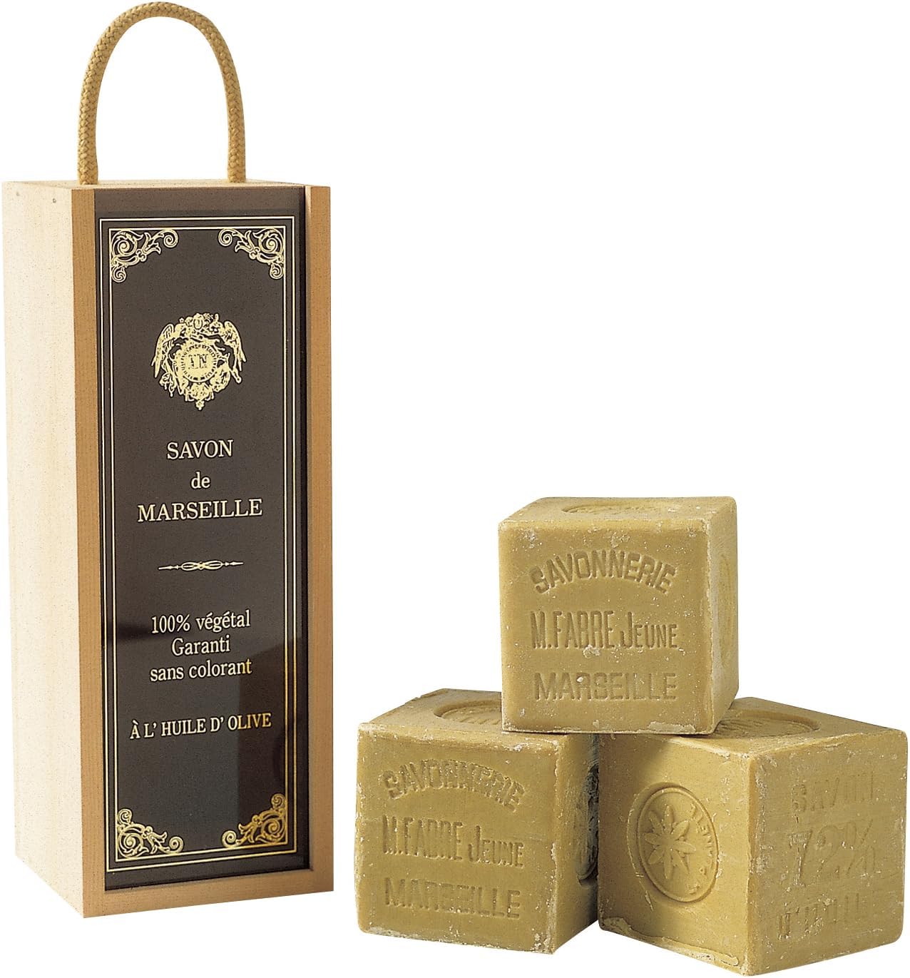 サボン ド マルセイユ ビッグキューブギフトN オリーブ石けん 600g×3個 木箱入り 無添加・植物油100% フランス製 自然派石けん マリウスファーブル社伝統の釜炊きけん化製法で丁寧に仕上げた大容量キューブソープ 無香料・肌にやさしい保湿洗浄 しっとりした洗い上がりで贈答用ギフトにも最適 商　品　説　明 新品、未使用、未開封。付属品はオリーブ石けん 600g×3個以外には木箱（ギフトボックス）が付属します。予めご理解ご了承の上お買い求めください。発送は商品を簡易包装または簡易梱包して発送いたします。商品の特徴：1. 100年以上続くマリウスファーブル社の伝統的な釜炊きけん化法で製造された高品質マルセイユ石けん2. 着色料・防腐剤・人工香料を一切使用しない無添加処方の自然派石けん3. オリーブ油・パーム油・ヤシ油など天然植物油100%を原料にした肌にやさしい石けん4. 泡立ち・泡切れが良く、素肌のうるおいを守りながら汚れをしっかり落とす洗浄力5. 無香料タイプでデリケートな肌質の方や香りが苦手な方にも使いやすい6. 600gの大容量キューブ石けんを3個セットにした贈答用仕様7. 重厚感のある木箱入りでギフト・内祝い・お祝い用途に最適8. フランス製の高品質ナチュラルソープとして長年愛される定番アイテム【使用上の注意】1. お肌に異常が生じていないかよく注意して使用してください。2. お肌に合わない場合は使用を中止してください。3. 目に入らないようご注意ください。入った場合はすぐに洗い流してください。4. 乳幼児の手の届かない場所に保管してください。5. 高温多湿・直射日光を避けて保管してください。6. 天然成分を使用しているため、色や形状が変化する場合がありますが品質には問題ありません。7. 使用後は石けんをよく乾燥させて保管してください。 商　品　仕　様 メーカー名 &nbsp;マリウスファーブル社（Marius Fabre）。販売元（日本）：株式会社ジーピークリエイツ。ブランド名：サボン・ド・マルセイユ（Savon de Marseille）。シリーズ名：ビッグキューブギフトNシリーズ。 商品分類 &nbsp;コスメ/ボディケア/石けん/固形石けん/マルセイユ石けん/ギフトセット。 商品名 &nbsp;サボン ド マルセイユ ビッグキューブギフトN（オリーブ 600g×3個 木箱入り）。 型番 &nbsp;10025450。 色 &nbsp;オリーブ（無香料）。 定価 &nbsp;￥6、600(税込)。 サイズ &nbsp;外形寸法：幅 約115mm × 高さ 約300mm × 奥行 約110mm（本体）。 重さ &nbsp;約2、415g。 素材 &nbsp;本体：石ケン素地（植物油：オリーブ油・ヤシ油）／外装：木箱（木製）／内部：石鹸3個（各600g）。 JAN &nbsp;4968324041863 保　証　に　つ　い　て ■メーカー保証なし記載の注意事項を除く初期不良品の場合のみ、商品到着から1週間以内のみ対応いたします。ご到着後はお早めに商品状態をご確認ください。 注　意　事　項 ●こちらの商品は、新品です。 ●モニター環境により、実際のカラーと異なって見える場合がございます。 【ゆうパック優先配送の注意事項】(1) 締め切り時刻迄に決済が完了した注文が当日発送となります。(2) 店舗休業日のご注文は翌営業日の発送となります。(3) 商品名に「優先配送との同梱不可」の記載がある商品は優先配送商品との同梱はできません。(4) 商品名に「優先配送との同梱不可」の記載がされた商品が同梱されていた場合は、当日又は翌日発送されませんのでご注意下さい。(5) 同梱商品の中に「優先配送」の商品が1つ以上存在する場合は、配送方法に「定形外郵便」等、「優先配送」以外を選択した商品も「優先配送」で発送されます。※商品の発送は「ゆうパック」又は「ゆうパック優先配送」を選択できます。 ★送付先が北海道、沖縄、離島の場合は注文金額により以下の送料が必要です。・北海道の場合、注文金額が3,980円未満は880円、3,980円以上は送料無料です。・沖縄、離島の場合、注文金額が9,800円未満は880円、9,800円以上は送料無料です。
