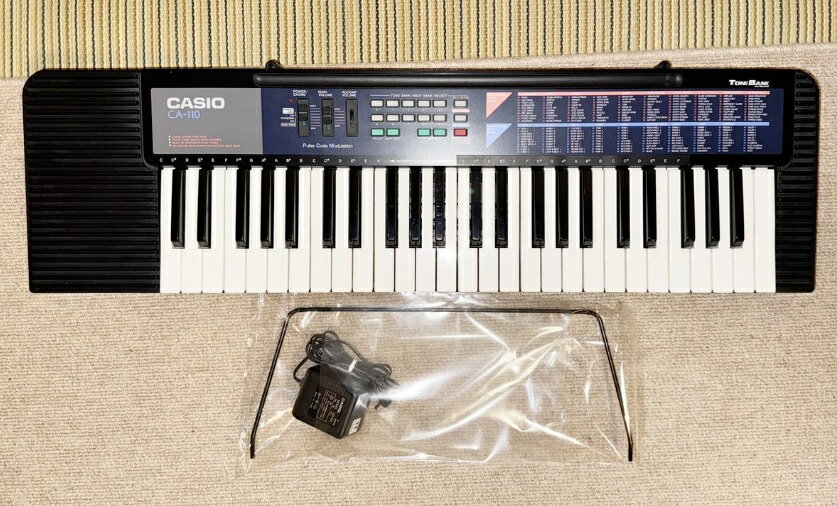 CASIO カシオ TONE BANK KEYBOARD CA-110 キーボード 電子ピアノ 楽器音源100種 リズム100種内蔵 49鍵 トーンバンク 商　品　説　明 動作確認済み(すべての鍵盤からの音出しを確認してます)。アルコールで簡易清掃を行ってます。目立った傷、スレ、汚れ等は有りません。細かい傷、スレ、汚れは有ります。全体的には美品です。ACCOMP VOLUMEのスライドキーのトップが欠落してます。ボリューム動作に支障は有りません。予めご理解ご了承の上お買い求めください。付属品は画像にあるものが全てです。本体、楽譜たて、ACアダプターです。発送は商品を梱包、包装して発送いたします。楽器音源100種 リズム100種内蔵 49鍵。電子ピアノ、キーボードです。 商　品　仕　様 メーカー名 &nbsp;CASIO カシオ 商品分類 &nbsp;キーボード 商品名 &nbsp;− 型番 &nbsp;CA-110 色 &nbsp;ブラック 定価 &nbsp;− サイズ &nbsp;約86.5×26×7cm(本体、突起部含む) 重さ &nbsp;約3.3kg(本体のみ) 素材 &nbsp;− JAN &nbsp;− 保　証　に　つ　い　て ■メーカー保証なし記載の注意事項を除く初期不良品の場合のみ、商品到着から1週間以内のみ対応いたします。ご到着後はお早めに商品状態をご確認ください。 注　意　事　項 ●こちらの商品は、中古品です。●モニター環境により、実際のカラーと異なって見える場合がございます。 ★この商品は発送先が北海道、沖縄、離島の場合は注文金額により以下の送料が必要です。・北海道の場合、注文金額が3,980円未満は880円、3,980円以上は送料無料です。・沖縄、離島の場合、注文金額が9,800円未満は880円、9,800円以上は送料無料です。
