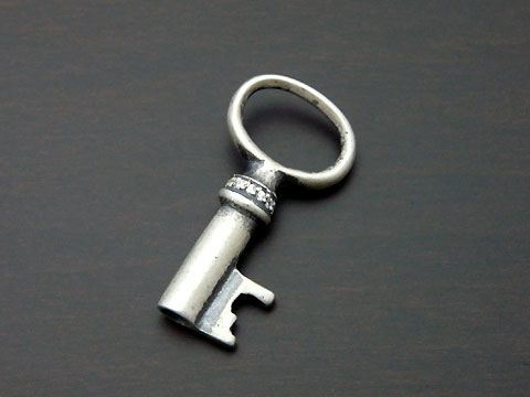 Rakuten - 【INRI】【鍵/アンティーク キー】 Silver925/CZ ペンダントトップ(古美仕上)