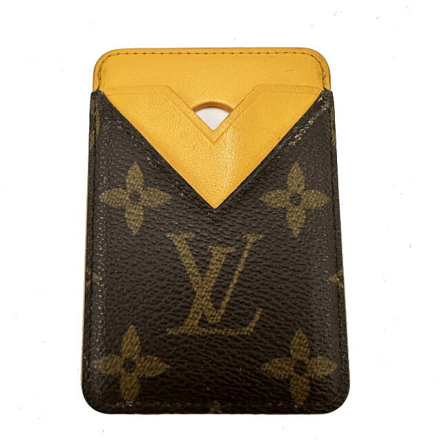 【中古】ルイヴィトン LOUIS VUITTON モノグラム シャドウ ポルト カルト マグネット マグセーフ スマホ カードケース ホルダー M12853 サフランイエロー ブランド古着ベクトル 中古▲260808 メンズ レディースブランドルイヴィトン LOUIS VUITTON実寸サイズヨコ：6.5cm　タテ：9.5cm　マチ：0.3cm　　素材モノグラム シャドウ色サフランイエロー ※色に関してはこの商品の出品者の主観で判断しておりますので、カタログや正規のカラーとは言いまわしが異なる場合があります。仕様シリアルナンバー ME4234状態写真のように、角や縁に若干擦れ・黒ずみがあり、裏面にはケース跡が付いております。若干の使用感がございますが、まだまだ状態の良いお品物かと思われます。 ※当店で取り扱っている商品はすべて中古品となります。そのため、神経質な方はご購入をお控えいただきますようお願いいたします。中古品の特性上、保管時のにおいや香水・タバコなどのにおいが残っている場合がございます。においに敏感な方は、十分にご検討の上でご購入をお願いいたします。また、商品は店頭でも同時に販売しております。出品時の状態と異なる場合がございますので、あらかじめご了承ください。付属品無し 写真または説明欄に記載のない付属品などは付属しておりませんので、ご注意頂ますようお願い申し上げます。またトラブル防止のため梱包の様子を録画しております。備考★北関東一の品揃え★ 販売店は「ベクトル高崎高関店」で検索！ 所在地： 〒370-0043 群馬県高崎市高関町345商品のお問い合わせの回答を休止しております。＊各商品ページの商品詳細等をご確認の上ご購入ください。【中古】ルイヴィトン LOUIS VUITTON モノグラム シャドウ ポルト カルト マグネット マグセーフ スマホ カードケース ホルダー M12853 サフランイエロー ブランド古着ベクトル 中古▲260808 メンズ レディース状態ランク　”AB”詳細については、下記および「状態ランクについて」ページをご覧ください。未使用・新品の商品ほぼ新品同様の商品使用感が少なく、かなり状態の良い商品使用感はあるが、傷や汚れの少ない商品使用感の他、傷や汚れが見られる商品かなり大きな傷みがある難あり商品※S〜CランクはUSED品となりますので、使用感をご理解の上でご入札下さい。状態ランクについてinformationブランドルイヴィトン LOUIS VUITTON実寸サイズヨコ：6.5cm　タテ：9.5cm　マチ：0.3cm　　素材モノグラム シャドウ色サフランイエロー ※色に関してはこの商品の出品者の主観で判断しておりますので、カタログや正規のカラーとは言いまわしが異なる場合があります。仕様シリアルナンバー ME4234状態写真のように、角や縁に若干擦れ・黒ずみがあり、裏面にはケース跡が付いております。若干の使用感がございますが、まだまだ状態の良いお品物かと思われます。 ※当店で取り扱っている商品はすべて中古品となります。そのため、神経質な方はご購入をお控えいただきますようお願いいたします。中古品の特性上、保管時のにおいや香水・タバコなどのにおいが残っている場合がございます。においに敏感な方は、十分にご検討の上でご購入をお願いいたします。また、商品は店頭でも同時に販売しております。出品時の状態と異なる場合がございますので、あらかじめご了承ください。付属品無し 写真または説明欄に記載のない付属品などは付属しておりませんので、ご注意頂ますようお願い申し上げます。またトラブル防止のため梱包の様子を録画しております。備考★北関東一の品揃え★ 販売店は「ベクトル高崎高関店」で検索！ 所在地： 〒370-0043 群馬県高崎市高関町345商品のお問い合わせの回答を休止しております。＊各商品ページの商品詳細等をご確認の上ご購入ください。本商品は一点物です他サイトや店舗にて販売している商品です。多少のお時間差にて欠品になることもございます。予めご了承頂ますようお願い致します。ベクトル・サイズガイドはこちらこの商品と同じブランドの商品を見る