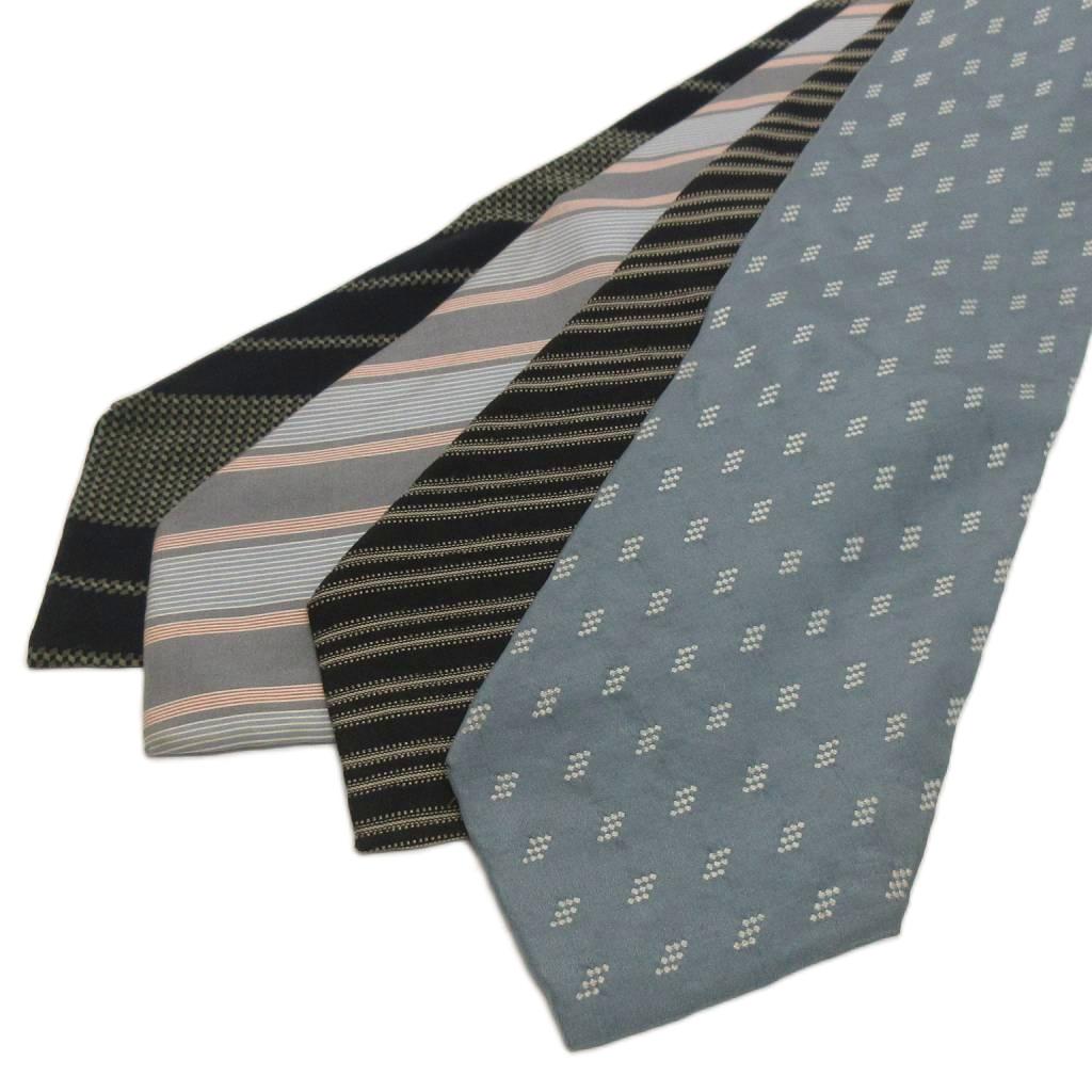 【中古】エンポリオアルマーニ EMPORIO ARMANI 4点セット ネクタイ ワイドタイ シルク ストライプ グレー ブルー ブラック系 ■OOM メンズ 【ベクトル 古着】 260530ブランドエンポリオアルマーニ EMPORIO ARMANI実寸サイズ大剣幅 約9.5〜10cm　素材シルク色グレー ブルー ブラック系状態・グレーストライプ：シミ、黄ばみ、ほつれ、キズ ・ブルー刺繍ドット：シワ、毛羽立ち ※全体的に中古品としての使用感とダメージがありますが、通常使用には支障のない商品です。 掲載写真や記載内容をご確認いただき、ご理解の上ご購入ください。商品のお問い合わせの回答を休止しております。＊各商品ページの商品詳細等をご確認の上ご購入ください。【中古】エンポリオアルマーニ EMPORIO ARMANI 4点セット ネクタイ ワイドタイ シルク ストライプ グレー ブルー ブラック系 ■OOM メンズ 【ベクトル 古着】 260530状態ランク　”B”詳細については、下記および「状態ランクについて」ページをご覧ください。未使用・新品の商品ほぼ新品同様の商品使用感が少なく、かなり状態の良い商品使用感はあるが、傷や汚れの少ない商品使用感の他、傷や汚れが見られる商品かなり大きな傷みがある難あり商品※S〜CランクはUSED品となりますので、使用感をご理解の上でご入札下さい。状態ランクについてinformationブランドエンポリオアルマーニ EMPORIO ARMANI実寸サイズ大剣幅 約9.5〜10cm　素材シルク色グレー ブルー ブラック系状態・グレーストライプ：シミ、黄ばみ、ほつれ、キズ ・ブルー刺繍ドット：シワ、毛羽立ち ※全体的に中古品としての使用感とダメージがありますが、通常使用には支障のない商品です。 掲載写真や記載内容をご確認いただき、ご理解の上ご購入ください。商品のお問い合わせの回答を休止しております。＊各商品ページの商品詳細等をご確認の上ご購入ください。本商品は一点物です他サイトや店舗にて販売している商品です。多少のお時間差にて欠品になることもございます。予めご了承頂ますようお願い致します。ベクトル・サイズガイドはこちらこの商品と同じブランドの商品を見る