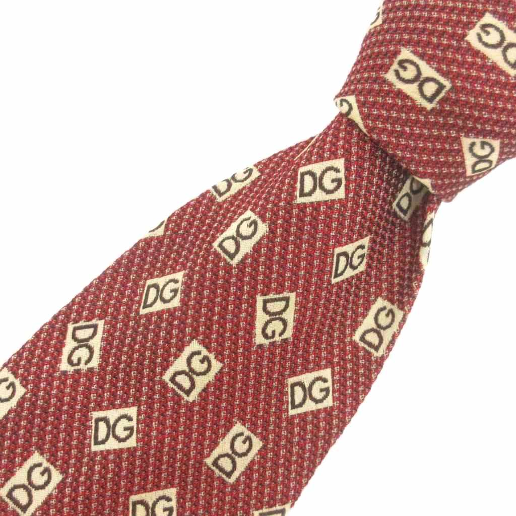 【中古】ドルチェ&ガッバーナ ドルガバ DOLCE&GABBANA シルク ネクタイ ワイドタイ 総柄 DG 赤 レッド 小物 【ベクトル 古着】 260703ブランドドルチェ&ガッバーナ ドルガバ DOLCE&GABBANA表記サイズ※実寸サイズをご参照ください実寸サイズ大剣：10cm　全長：150cm　　素材シルク色赤仕様ワイドタイ状態・若干の毛羽立ち その他に目立ったダメージはなく、問題なくご使用いただける商品です。 ※あくまでも中古品ですので掲載写真や記載内容をご確認いただき、ご理解の上ご購入ください。付属品なし備考代理店なし商品のお問い合わせの回答を休止しております。＊各商品ページの商品詳細等をご確認の上ご購入ください。【中古】ドルチェ&ガッバーナ ドルガバ DOLCE&GABBANA シルク ネクタイ ワイドタイ 総柄 DG 赤 レッド 小物 【ベクトル 古着】 260703状態ランク　”AB”詳細については、下記および「状態ランクについて」ページをご覧ください。未使用・新品の商品ほぼ新品同様の商品使用感が少なく、かなり状態の良い商品使用感はあるが、傷や汚れの少ない商品使用感の他、傷や汚れが見られる商品かなり大きな傷みがある難あり商品※S〜CランクはUSED品となりますので、使用感をご理解の上でご入札下さい。状態ランクについてinformationブランドドルチェ&ガッバーナ ドルガバ DOLCE&GABBANA表記サイズ※実寸サイズをご参照ください実寸サイズ大剣：10cm　全長：150cm　　素材シルク色赤仕様ワイドタイ状態・若干の毛羽立ち その他に目立ったダメージはなく、問題なくご使用いただける商品です。 ※あくまでも中古品ですので掲載写真や記載内容をご確認いただき、ご理解の上ご購入ください。付属品なし備考代理店なし商品のお問い合わせの回答を休止しております。＊各商品ページの商品詳細等をご確認の上ご購入ください。本商品は一点物です他サイトや店舗にて販売している商品です。多少のお時間差にて欠品になることもございます。予めご了承頂ますようお願い致します。ベクトル・サイズガイドはこちらこの商品と同じブランドの商品を見る
