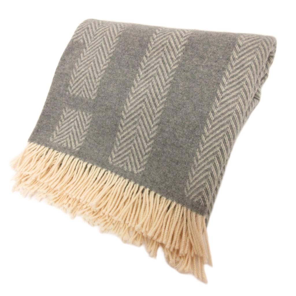 【中古】エルメス HERMES ブランケット マフラー ストール フリンジ 総柄 カシミヤ混 灰色 グレー 大判 小物 ☆AA★ メンズ レディース 【ベクトル 古着】 260718ブランドエルメス HERMES表記サイズ※実寸サイズをご参照ください実寸サイズ全長（フリンジ含まず）：162cm　幅：144cm　　素材毛90％、カシミヤ10％色グレー仕様-状態・若干の毛羽立ち その他に目立ったダメージはなく、問題なくご使用いただける商品です。 ※あくまでも中古品ですので掲載写真や記載内容をご確認いただき、ご理解の上ご購入ください。付属品なし備考代理店なし商品のお問い合わせの回答を休止しております。＊各商品ページの商品詳細等をご確認の上ご購入ください。【中古】エルメス HERMES ブランケット マフラー ストール フリンジ 総柄 カシミヤ混 灰色 グレー 大判 小物 ☆AA★ メンズ レディース 【ベクトル 古着】 260718状態ランク　”AB”詳細については、下記および「状態ランクについて」ページをご覧ください。未使用・新品の商品ほぼ新品同様の商品使用感が少なく、かなり状態の良い商品使用感はあるが、傷や汚れの少ない商品使用感の他、傷や汚れが見られる商品かなり大きな傷みがある難あり商品※S〜CランクはUSED品となりますので、使用感をご理解の上でご入札下さい。状態ランクについてinformationブランドエルメス HERMES表記サイズ※実寸サイズをご参照ください実寸サイズ全長（フリンジ含まず）：162cm　幅：144cm　　素材毛90％、カシミヤ10％色グレー仕様-状態・若干の毛羽立ち その他に目立ったダメージはなく、問題なくご使用いただける商品です。 ※あくまでも中古品ですので掲載写真や記載内容をご確認いただき、ご理解の上ご購入ください。付属品なし備考代理店なし商品のお問い合わせの回答を休止しております。＊各商品ページの商品詳細等をご確認の上ご購入ください。本商品は一点物です他サイトや店舗にて販売している商品です。多少のお時間差にて欠品になることもございます。予めご了承頂ますようお願い致します。ベクトル・サイズガイドはこちらこの商品と同じブランドの商品を見る