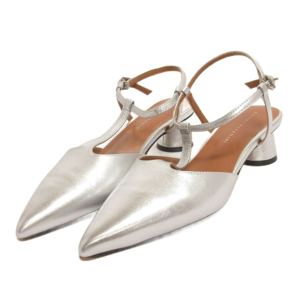 【中古】チアキ カタギリ chiaki katagiri サンダル ミュール ポインテッドトゥ ストラップ シルバーカラー 37 レディース 【ベクトル 古着】 260907ブランドチアキ カタギリ chiaki katagiri表記サイズ37（23.5相当）実寸サイズヒールの高さ：4.5cm　最大幅：8cm　　色シルバーカラー仕様-状態・アッパーにしわ、ヒールに薄いスレ その他に目立ったダメージはなく、問題なくご使用いただける商品です。 ※あくまでも中古品ですので掲載写真や記載内容をご確認いただき、ご理解の上ご購入ください。付属品箱商品のお問い合わせの回答を休止しております。＊各商品ページの商品詳細等をご確認の上ご購入ください。【中古】チアキ カタギリ chiaki katagiri サンダル ミュール ポインテッドトゥ ストラップ シルバーカラー 37 レディース 【ベクトル 古着】 260907状態ランク　”AB”詳細については、下記および「状態ランクについて」ページをご覧ください。未使用・新品の商品ほぼ新品同様の商品使用感が少なく、かなり状態の良い商品使用感はあるが、傷や汚れの少ない商品使用感の他、傷や汚れが見られる商品かなり大きな傷みがある難あり商品※S〜CランクはUSED品となりますので、使用感をご理解の上でご入札下さい。状態ランクについてinformationブランドチアキ カタギリ chiaki katagiri表記サイズ37（23.5相当）実寸サイズヒールの高さ：4.5cm　最大幅：8cm　　色シルバーカラー仕様-状態・アッパーにしわ、ヒールに薄いスレ その他に目立ったダメージはなく、問題なくご使用いただける商品です。 ※あくまでも中古品ですので掲載写真や記載内容をご確認いただき、ご理解の上ご購入ください。付属品箱商品のお問い合わせの回答を休止しております。＊各商品ページの商品詳細等をご確認の上ご購入ください。本商品は一点物です他サイトや店舗にて販売している商品です。多少のお時間差にて欠品になることもございます。予めご了承頂ますようお願い致します。ベクトル・サイズガイドはこちらこの商品と同じブランドの商品を見る