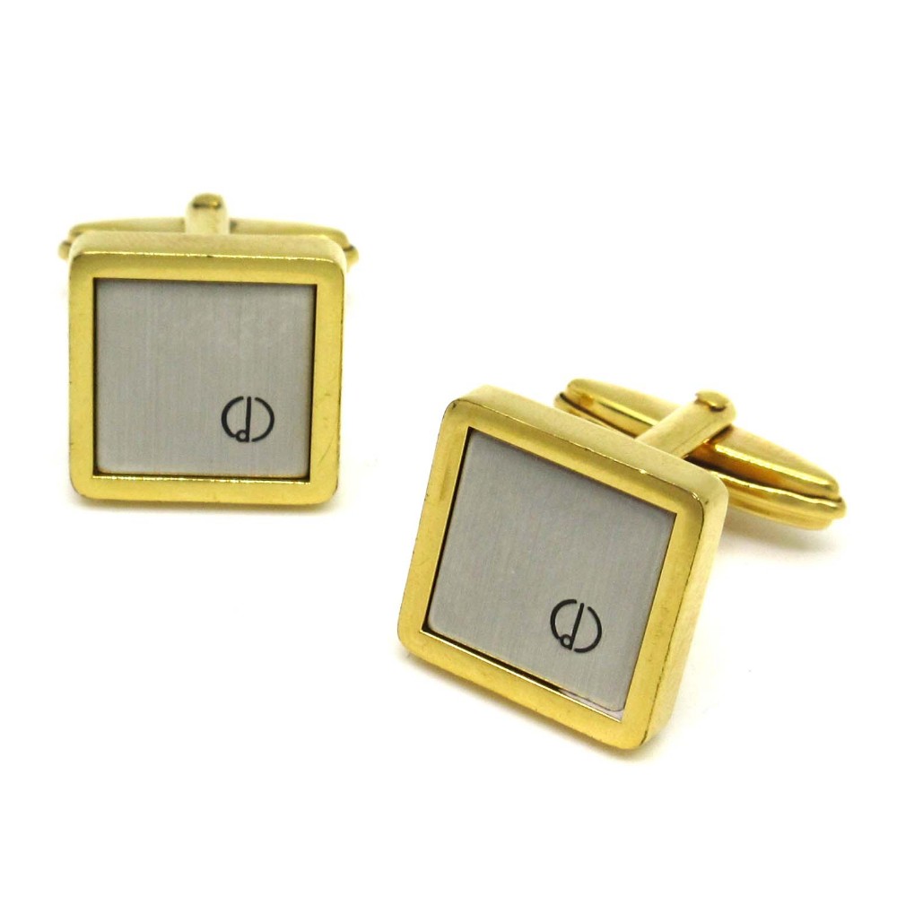 【中古】ダンヒル dunhill カフス ロゴ スクエア ゴールド ヘアライン シルバー メンズ 【ベクトル 古着】 260920ブランドダンヒル dunhill実寸サイズタテ約14.6cm×ヨコ約14.6cm　色ゴールド×シルバー状態多少の使用感はありますが、目立ったダメージはなく、問題なくご使用いただける商品です。 ※あくまでも中古品ですので掲載写真や記載内容をご確認いただき、ご理解の上ご購入ください。備考※こちらの商品は実店舗で保管しておりません。商品についてお問い合わせの際は返答に多少お時間を頂きますのでご了承ください。商品のお問い合わせの回答を休止しております。＊各商品ページの商品詳細等をご確認の上ご購入ください。【中古】ダンヒル dunhill カフス ロゴ スクエア ゴールド ヘアライン シルバー メンズ 【ベクトル 古着】 260920状態ランク　”AB”詳細については、下記および「状態ランクについて」ページをご覧ください。未使用・新品の商品ほぼ新品同様の商品使用感が少なく、かなり状態の良い商品使用感はあるが、傷や汚れの少ない商品使用感の他、傷や汚れが見られる商品かなり大きな傷みがある難あり商品※S〜CランクはUSED品となりますので、使用感をご理解の上でご入札下さい。状態ランクについてinformationブランドダンヒル dunhill実寸サイズタテ約14.6cm×ヨコ約14.6cm　色ゴールド×シルバー状態多少の使用感はありますが、目立ったダメージはなく、問題なくご使用いただける商品です。 ※あくまでも中古品ですので掲載写真や記載内容をご確認いただき、ご理解の上ご購入ください。備考※こちらの商品は実店舗で保管しておりません。商品についてお問い合わせの際は返答に多少お時間を頂きますのでご了承ください。商品のお問い合わせの回答を休止しております。＊各商品ページの商品詳細等をご確認の上ご購入ください。本商品は一点物です他サイトや店舗にて販売している商品です。多少のお時間差にて欠品になることもございます。予めご了承頂ますようお願い致します。ベクトル・サイズガイドはこちらこの商品と同じブランドの商品を見る