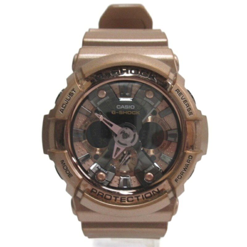 【中古】カシオジーショック CASIO G-SHOCK クォーツ デジアナ 腕時計 GA-200GD メンズ 【ベクトル 古着】 260517ブランドカシオジーショック CASIO G-SHOCK実寸サイズバンド幅：2.2cm　腕周り：15.5-22cm　ケース・タテ：50mm　ケース・ヨコ（リューズは除く）：52mm　　状態・ベルト、ケースに小キズ、汚れあり ・2026年5月17日に動作確認済み(細かな動作確認は行っておりませんので、ご了承の上、ご購入ください。) ※あくまでも中古品ですので掲載写真や記載内容をご確認いただき、ご理解の上ご購入ください。備考・GA-200GD ※購入後の保証やアフターサービス等の一切はお受け出来かねます。写真や情報をお確かめいただき、状態をご理解の上、ご検討ください。商品のお問い合わせの回答を休止しております。＊各商品ページの商品詳細等をご確認の上ご購入ください。【中古】カシオジーショック CASIO G-SHOCK クォーツ デジアナ 腕時計 GA-200GD メンズ 【ベクトル 古着】 260517状態ランク　”B”詳細については、下記および「状態ランクについて」ページをご覧ください。未使用・新品の商品ほぼ新品同様の商品使用感が少なく、かなり状態の良い商品使用感はあるが、傷や汚れの少ない商品使用感の他、傷や汚れが見られる商品かなり大きな傷みがある難あり商品※S〜CランクはUSED品となりますので、使用感をご理解の上でご入札下さい。状態ランクについてinformationブランドカシオジーショック CASIO G-SHOCK実寸サイズバンド幅：2.2cm　腕周り：15.5-22cm　ケース・タテ：50mm　ケース・ヨコ（リューズは除く）：52mm　　状態・ベルト、ケースに小キズ、汚れあり ・2026年5月17日に動作確認済み(細かな動作確認は行っておりませんので、ご了承の上、ご購入ください。) ※あくまでも中古品ですので掲載写真や記載内容をご確認いただき、ご理解の上ご購入ください。備考・GA-200GD ※購入後の保証やアフターサービス等の一切はお受け出来かねます。写真や情報をお確かめいただき、状態をご理解の上、ご検討ください。商品のお問い合わせの回答を休止しております。＊各商品ページの商品詳細等をご確認の上ご購入ください。本商品は一点物です他サイトや店舗にて販売している商品です。多少のお時間差にて欠品になることもございます。予めご了承頂ますようお願い致します。ベクトル・サイズガイドはこちらこの商品と同じブランドの商品を見る