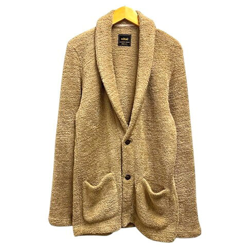 【中古】VITAL カーディガン ショールカラー ボア 長袖 無地 46 ベージュ メンズ 【ベクトル 古着】 260219表記サイズ46実寸サイズ肩幅：45cm　身幅：52cm　袖丈：59cm　着丈：68cm　　素材ポリエステル100%色ベージュ ※色に関してはこの出品者の主観で判断しておりますので、カタログや正規のカラーとは言い回しが異なる場合があります。仕様フロントボタン×2、サイドポケット×2状態全体的に使用感がありますが、その他に目立ったダメージはなく、問題なくご使用いただける商品です。 ※あくまでも中古品ですので掲載写真や記載内容をご確認いただき、ご理解の上ご購入ください。備考(株)ニコル商品のお問い合わせの回答を休止しております。＊各商品ページの商品詳細等をご確認の上ご購入ください。【中古】VITAL カーディガン ショールカラー ボア 長袖 無地 46 ベージュ メンズ 【ベクトル 古着】 260219状態ランク　”AB”詳細については、下記および「状態ランクについて」ページをご覧ください。未使用・新品の商品ほぼ新品同様の商品使用感が少なく、かなり状態の良い商品使用感はあるが、傷や汚れの少ない商品使用感の他、傷や汚れが見られる商品かなり大きな傷みがある難あり商品※S〜CランクはUSED品となりますので、使用感をご理解の上でご入札下さい。状態ランクについてinformation表記サイズ46実寸サイズ肩幅：45cm　身幅：52cm　袖丈：59cm　着丈：68cm　　素材ポリエステル100%色ベージュ ※色に関してはこの出品者の主観で判断しておりますので、カタログや正規のカラーとは言い回しが異なる場合があります。仕様フロントボタン×2、サイドポケット×2状態全体的に使用感がありますが、その他に目立ったダメージはなく、問題なくご使用いただける商品です。 ※あくまでも中古品ですので掲載写真や記載内容をご確認いただき、ご理解の上ご購入ください。備考(株)ニコル商品のお問い合わせの回答を休止しております。＊各商品ページの商品詳細等をご確認の上ご購入ください。本商品は一点物です他サイトや店舗にて販売している商品です。多少のお時間差にて欠品になることもございます。予めご了承頂ますようお願い致します。ベクトル・サイズガイドはこちらこの商品と同じブランドの商品を見る