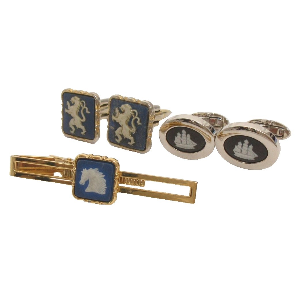 【中古】ウェッジウッド WEDGWOOD 3点セット タイピン カフス ビジネス小物 シルバーカラー ゴールドカラー メンズ 【ベクトル 古着】 260709ブランドウェッジウッド WEDGWOOD実寸サイズ-　素材-色シルバーカラー ゴールドカラー状態・シルバーカラーのカフスとネクタイピンは美品 ・ジャスパーのカフスにサビや変色等のダメージあり その他に目立ったダメージはなく、問題なくご使用いただける商品です。 ※あくまでも中古品ですので掲載写真や記載内容をご確認いただき、ご理解の上ご購入ください。商品のお問い合わせの回答を休止しております。＊各商品ページの商品詳細等をご確認の上ご購入ください。【中古】ウェッジウッド WEDGWOOD 3点セット タイピン カフス ビジネス小物 シルバーカラー ゴールドカラー メンズ 【ベクトル 古着】 260709状態ランク　”AB”詳細については、下記および「状態ランクについて」ページをご覧ください。未使用・新品の商品ほぼ新品同様の商品使用感が少なく、かなり状態の良い商品使用感はあるが、傷や汚れの少ない商品使用感の他、傷や汚れが見られる商品かなり大きな傷みがある難あり商品※S〜CランクはUSED品となりますので、使用感をご理解の上でご入札下さい。状態ランクについてinformationブランドウェッジウッド WEDGWOOD実寸サイズ-　素材-色シルバーカラー ゴールドカラー状態・シルバーカラーのカフスとネクタイピンは美品 ・ジャスパーのカフスにサビや変色等のダメージあり その他に目立ったダメージはなく、問題なくご使用いただける商品です。 ※あくまでも中古品ですので掲載写真や記載内容をご確認いただき、ご理解の上ご購入ください。商品のお問い合わせの回答を休止しております。＊各商品ページの商品詳細等をご確認の上ご購入ください。本商品は一点物です他サイトや店舗にて販売している商品です。多少のお時間差にて欠品になることもございます。予めご了承頂ますようお願い致します。ベクトル・サイズガイドはこちらこの商品と同じブランドの商品を見る