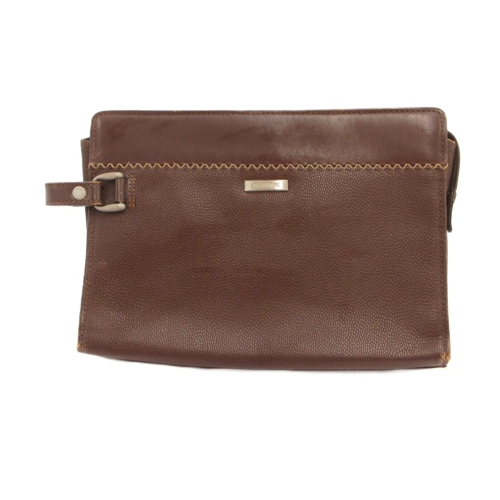 【中古】エムミッソーニ M MISSONI クラッチバッグ セカンドバッグ 茶 ブラウン /KR ■GY09 レディース 【ベクトル 古着】 261001ブランドエムミッソーニ M MISSONI実寸サイズヨコ：30cm　タテ：21cm　　色茶 ブラウン 仕様ファスナー開閉状態・全体的にスレがあります。 ※全体的に中古品としての使用感とダメージがありますが、通常使用には支障のない商品です。 掲載写真や記載内容をご確認いただき、ご理解の上ご購入ください。付属品付属品なし、写真に写っている物が全てです。備考こちらのお品物は店舗で保管しておらず、店頭販売出来かねます。（※お取り寄せも出来かねます）商品のお問い合わせの回答を休止しております。＊各商品ページの商品詳細等をご確認の上ご購入ください。【中古】エムミッソーニ M MISSONI クラッチバッグ セカンドバッグ 茶 ブラウン /KR ■GY09 レディース 【ベクトル 古着】 261001状態ランク　”B”詳細については、下記および「状態ランクについて」ページをご覧ください。未使用・新品の商品ほぼ新品同様の商品使用感が少なく、かなり状態の良い商品使用感はあるが、傷や汚れの少ない商品使用感の他、傷や汚れが見られる商品かなり大きな傷みがある難あり商品※S〜CランクはUSED品となりますので、使用感をご理解の上でご入札下さい。状態ランクについてinformationブランドエムミッソーニ M MISSONI実寸サイズヨコ：30cm　タテ：21cm　　色茶 ブラウン 仕様ファスナー開閉状態・全体的にスレがあります。 ※全体的に中古品としての使用感とダメージがありますが、通常使用には支障のない商品です。 掲載写真や記載内容をご確認いただき、ご理解の上ご購入ください。付属品付属品なし、写真に写っている物が全てです。備考こちらのお品物は店舗で保管しておらず、店頭販売出来かねます。（※お取り寄せも出来かねます）商品のお問い合わせの回答を休止しております。＊各商品ページの商品詳細等をご確認の上ご購入ください。本商品は一点物です他サイトや店舗にて販売している商品です。多少のお時間差にて欠品になることもございます。予めご了承頂ますようお願い致します。ベクトル・サイズガイドはこちらこの商品と同じブランドの商品を見る