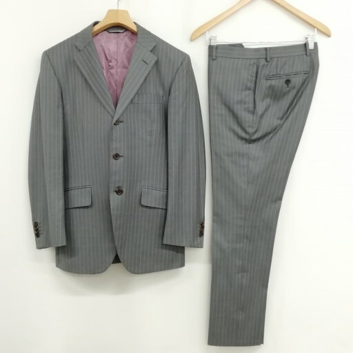 【中古】麻布テーラー azabu tailor ドーメル生地 ストライプ シングル 3B スーツ セットアップ ジャケット スラックス グレー メンズ 【ベクトル 古着】 250612 【中古】麻布テーラー azabu tailor ドーメル生地 ストライプ シングル 3B スーツ セットアップ ジャケット スラックス グレー メンズ 【ベクトル 古着】 250612