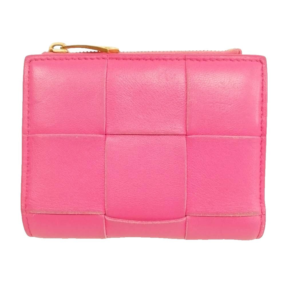 【中古】ボッテガヴェネタ BOTTEGA VENETA マキシイントレ イントレチャート カセット ウォレット 二つ折り財布 ピンク 【ベクトル 古着】 260723ブランドボッテガヴェネタ BOTTEGA VENETA実寸サイズヨコ：約11.5cm　タテ：約9cm　　素材天然皮革色ピンク状態・使用に伴う薄汚れ、角スレあり。 ・コインポケット内に汚れあり。 ・ジッパー引手金具にスレ、線キズあり。 （写真参照） 上記がありますが、特別目立った汚れ、ダメージはなくまだまだご使用いただける商品です。 ※あくまでも中古品ですので掲載写真や記載内容をご確認いただき、ご理解の上ご購入ください。付属品本体のみ商品のお問い合わせの回答を休止しております。＊各商品ページの商品詳細等をご確認の上ご購入ください。【中古】ボッテガヴェネタ BOTTEGA VENETA マキシイントレ イントレチャート カセット ウォレット 二つ折り財布 ピンク 【ベクトル 古着】 260723状態ランク　”AB”詳細については、下記および「状態ランクについて」ページをご覧ください。未使用・新品の商品ほぼ新品同様の商品使用感が少なく、かなり状態の良い商品使用感はあるが、傷や汚れの少ない商品使用感の他、傷や汚れが見られる商品かなり大きな傷みがある難あり商品※S〜CランクはUSED品となりますので、使用感をご理解の上でご入札下さい。状態ランクについてinformationブランドボッテガヴェネタ BOTTEGA VENETA実寸サイズヨコ：約11.5cm　タテ：約9cm　　素材天然皮革色ピンク状態・使用に伴う薄汚れ、角スレあり。 ・コインポケット内に汚れあり。 ・ジッパー引手金具にスレ、線キズあり。 （写真参照） 上記がありますが、特別目立った汚れ、ダメージはなくまだまだご使用いただける商品です。 ※あくまでも中古品ですので掲載写真や記載内容をご確認いただき、ご理解の上ご購入ください。付属品本体のみ商品のお問い合わせの回答を休止しております。＊各商品ページの商品詳細等をご確認の上ご購入ください。本商品は一点物です他サイトや店舗にて販売している商品です。多少のお時間差にて欠品になることもございます。予めご了承頂ますようお願い致します。ベクトル・サイズガイドはこちらこの商品と同じブランドの商品を見る